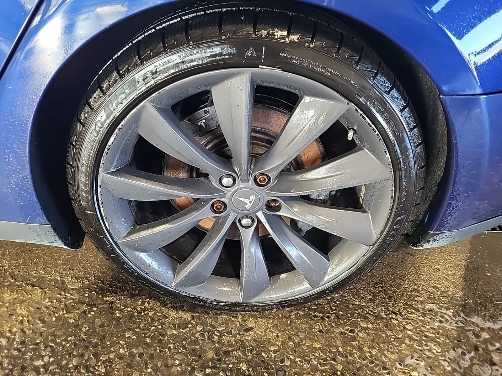 Right Rear Wheel/Tire Photo