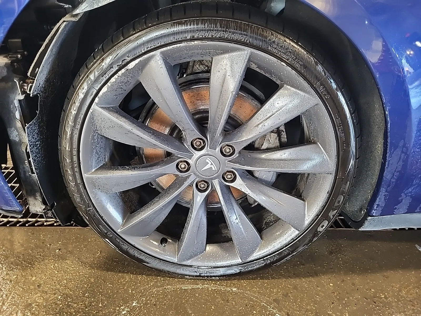 Front driver wheel/tire photo