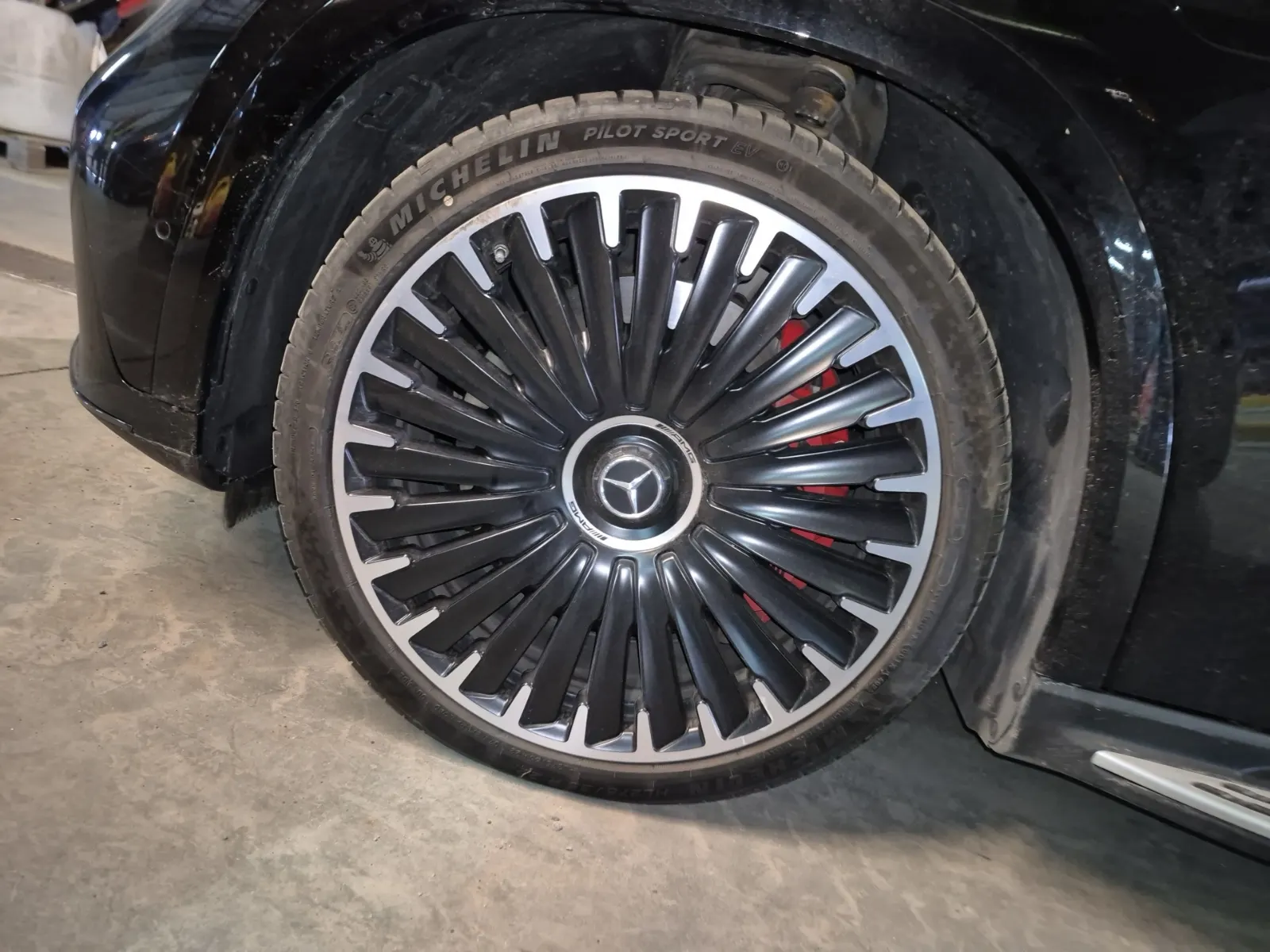 Front driver wheel/tire photo