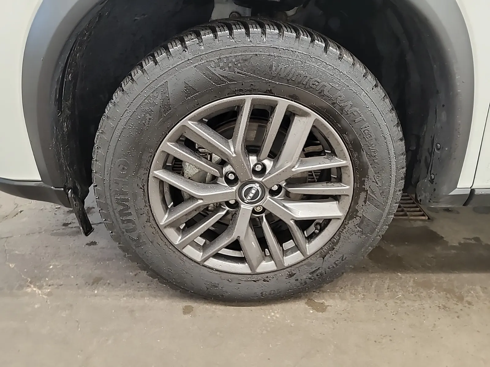 Front driver wheel/tire photo