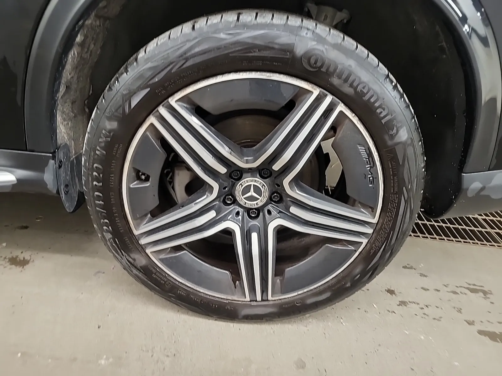 Left Rear Wheel/Tire Photo