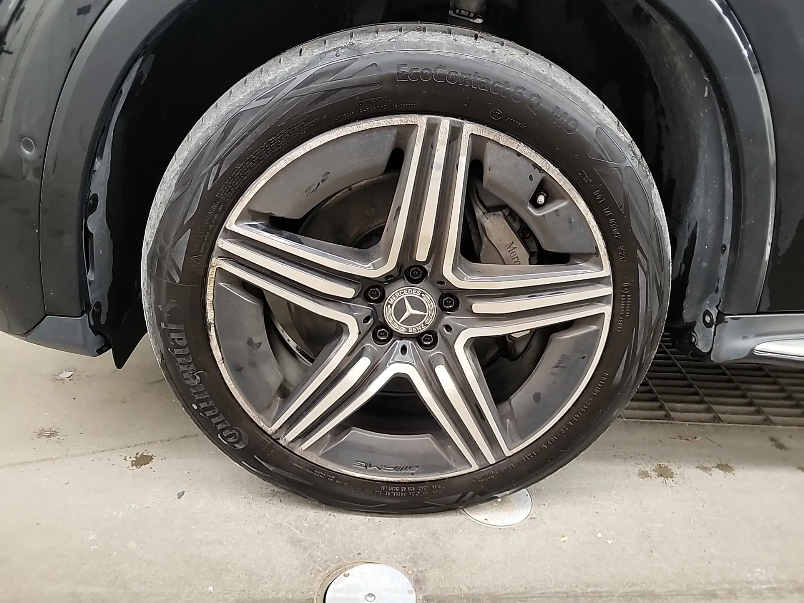 Front driver wheel/tire photo