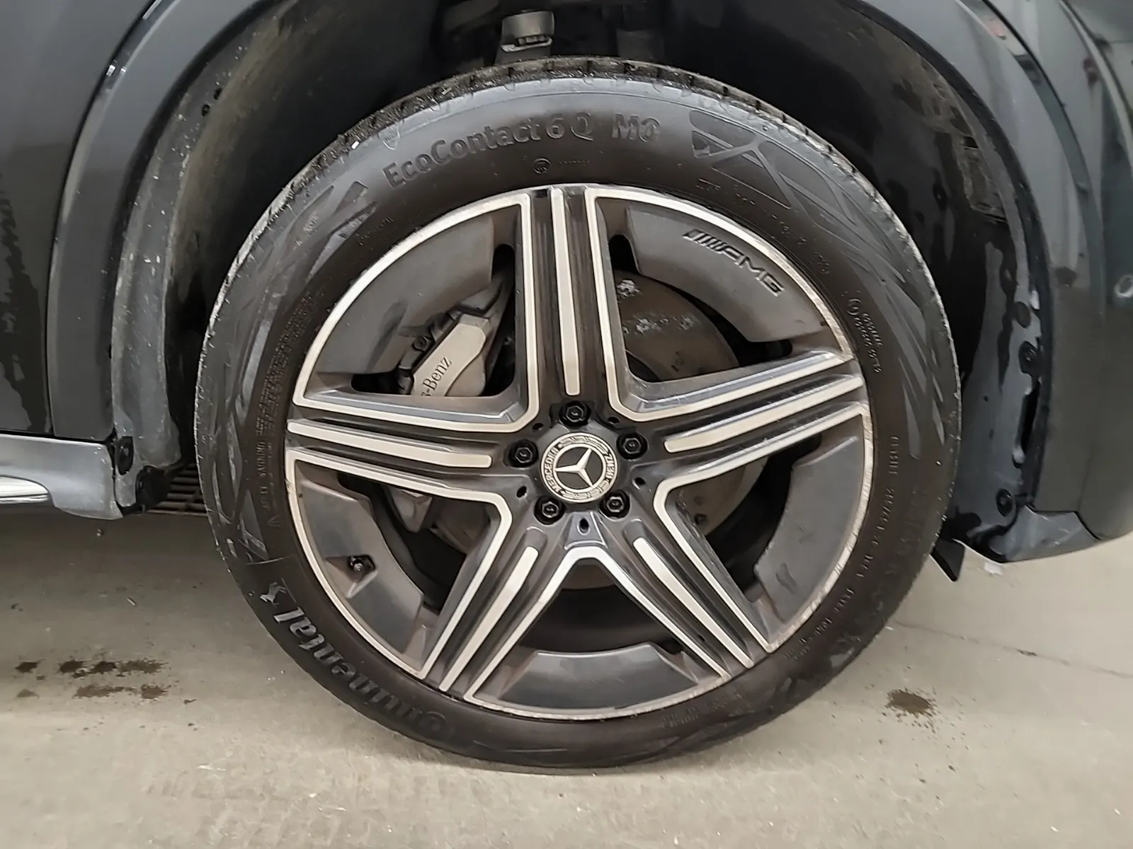 Right Front Wheel/Tire Photo
