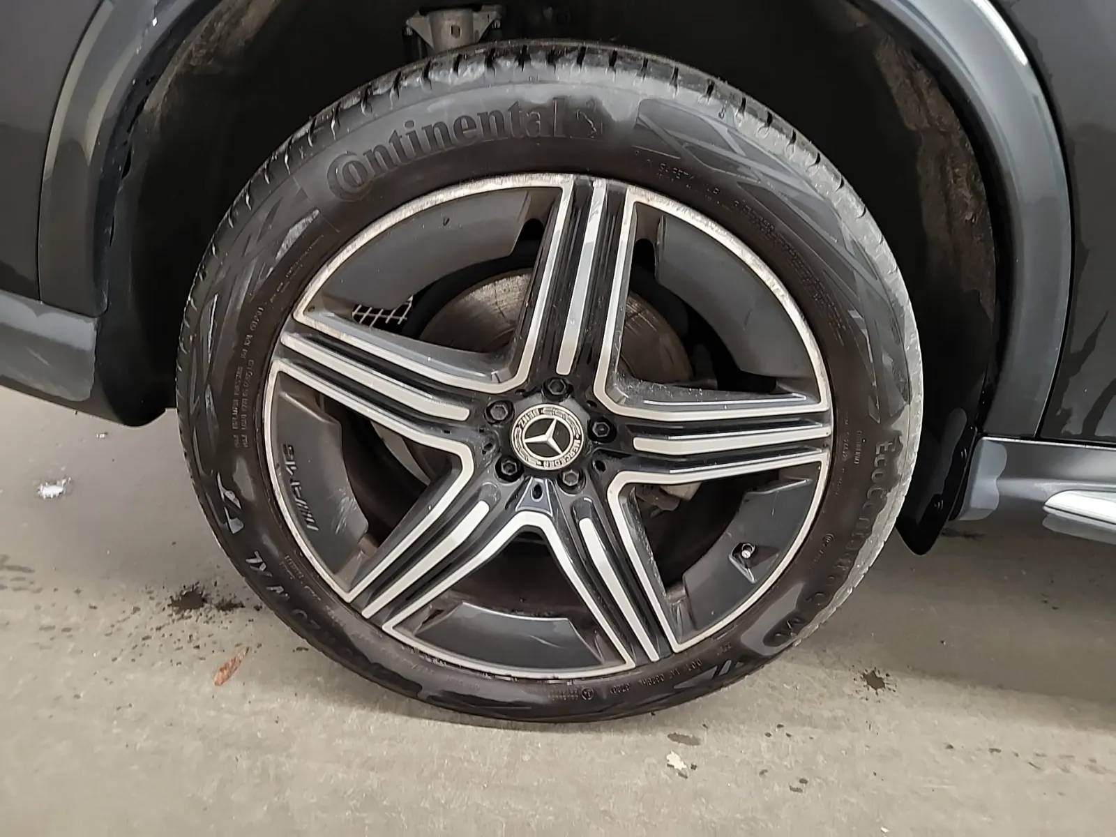 Right Rear Wheel/Tire Photo
