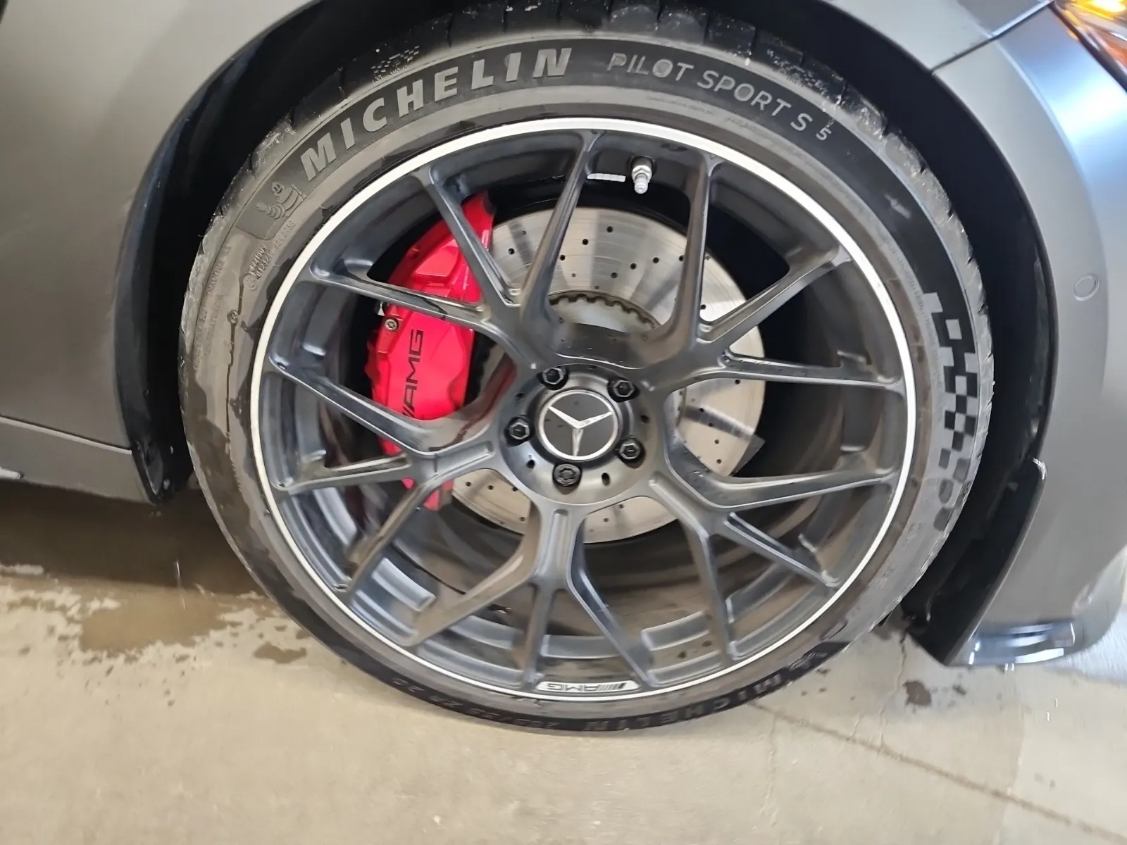 Right Front Wheel/Tire Photo