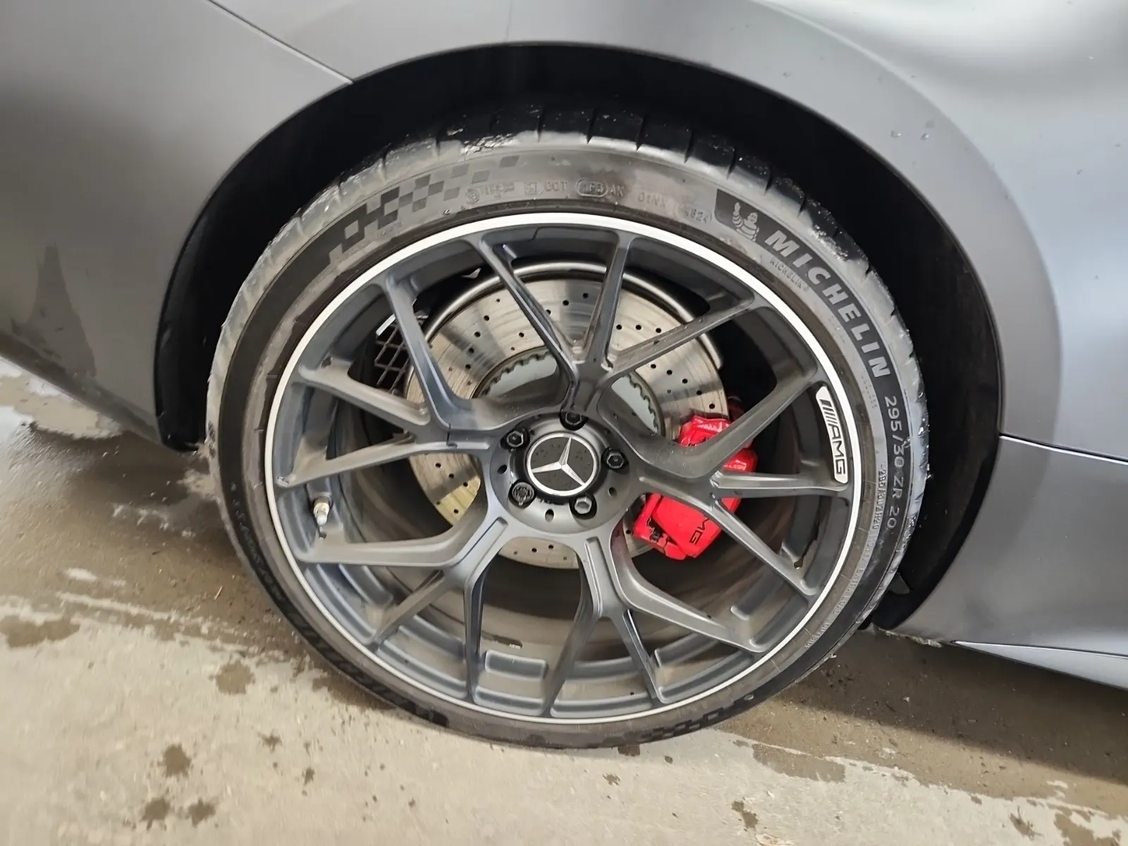 Right Rear Wheel/Tire Photo