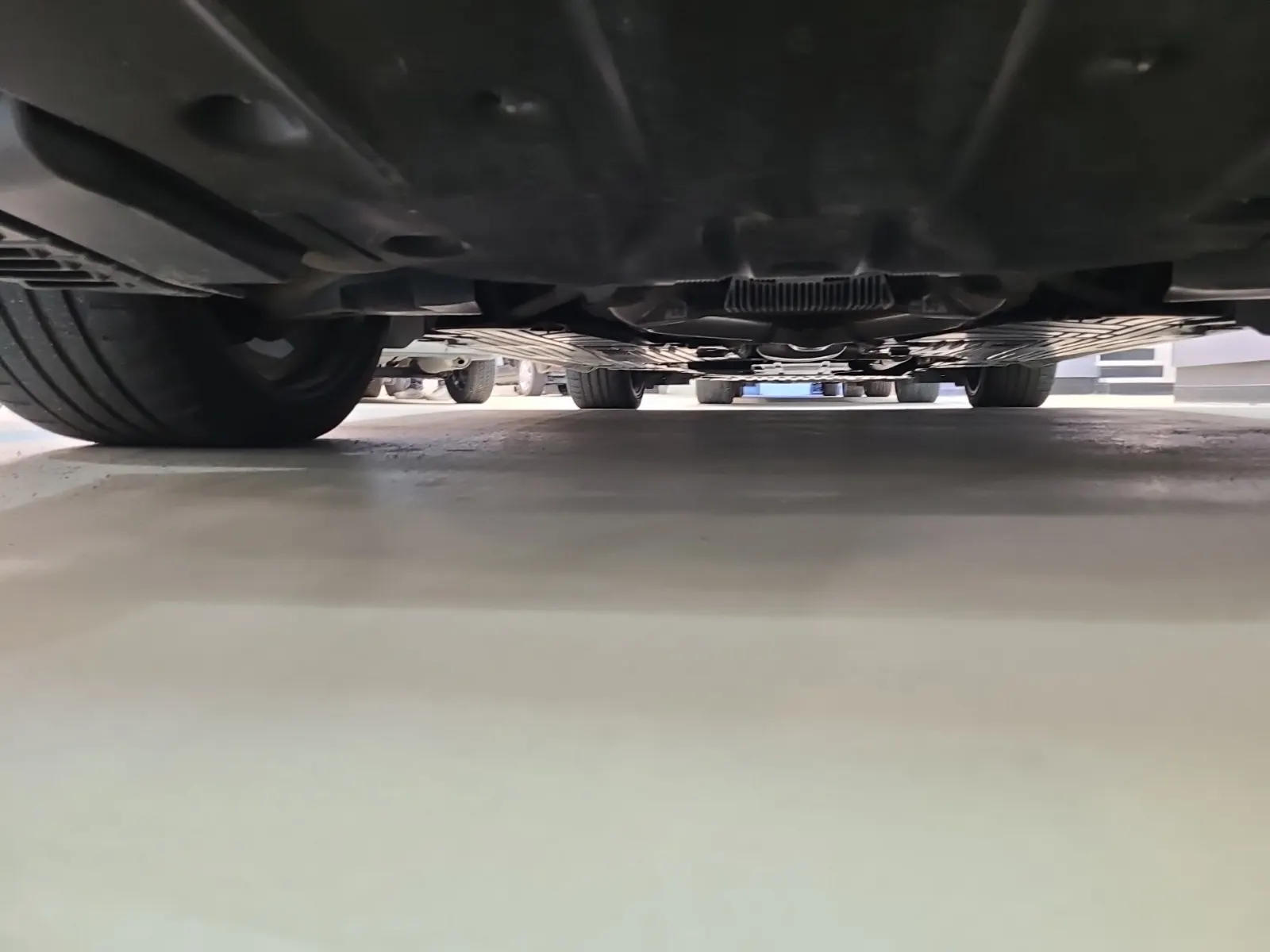 Undercarriage - Rear Photo