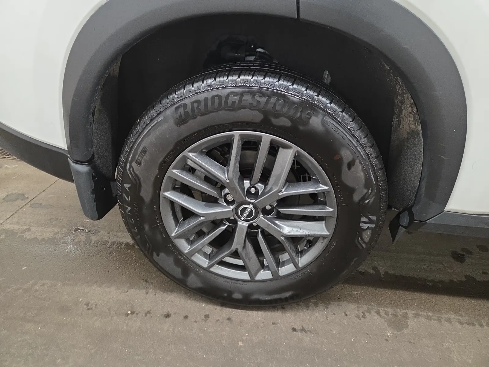 Right Rear Wheel/Tire Photo