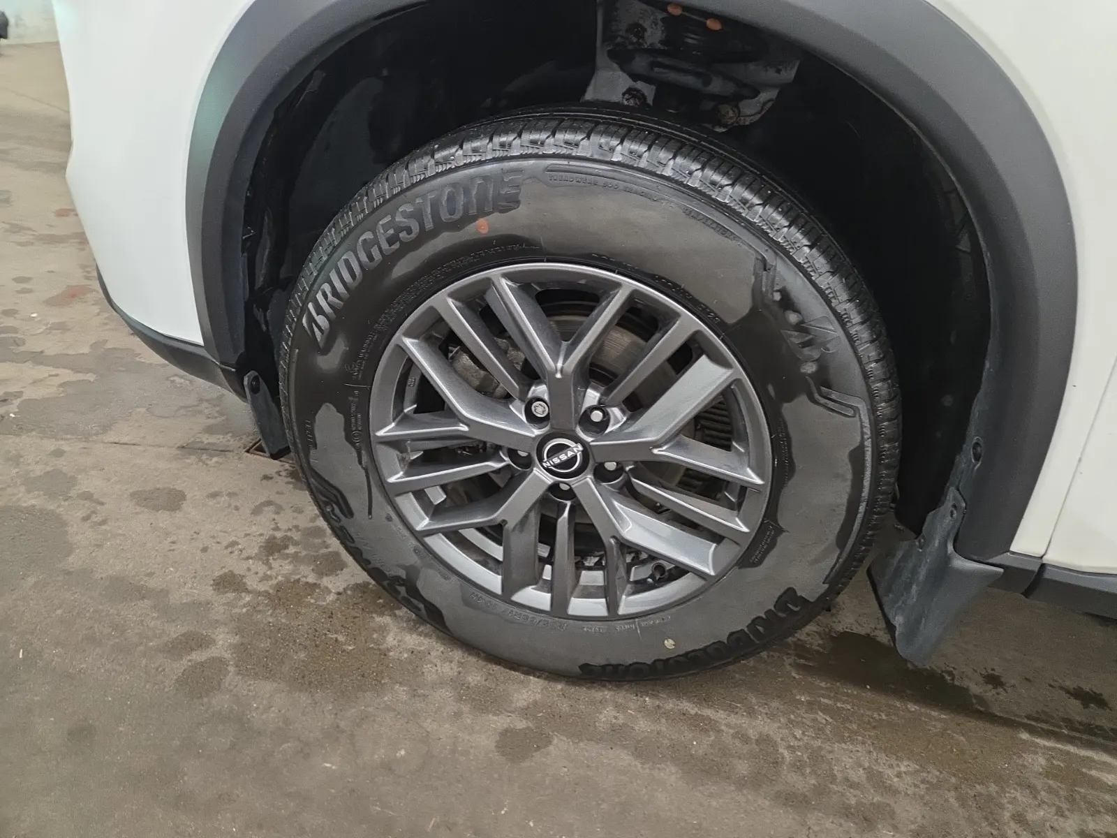 Front driver wheel/tire photo