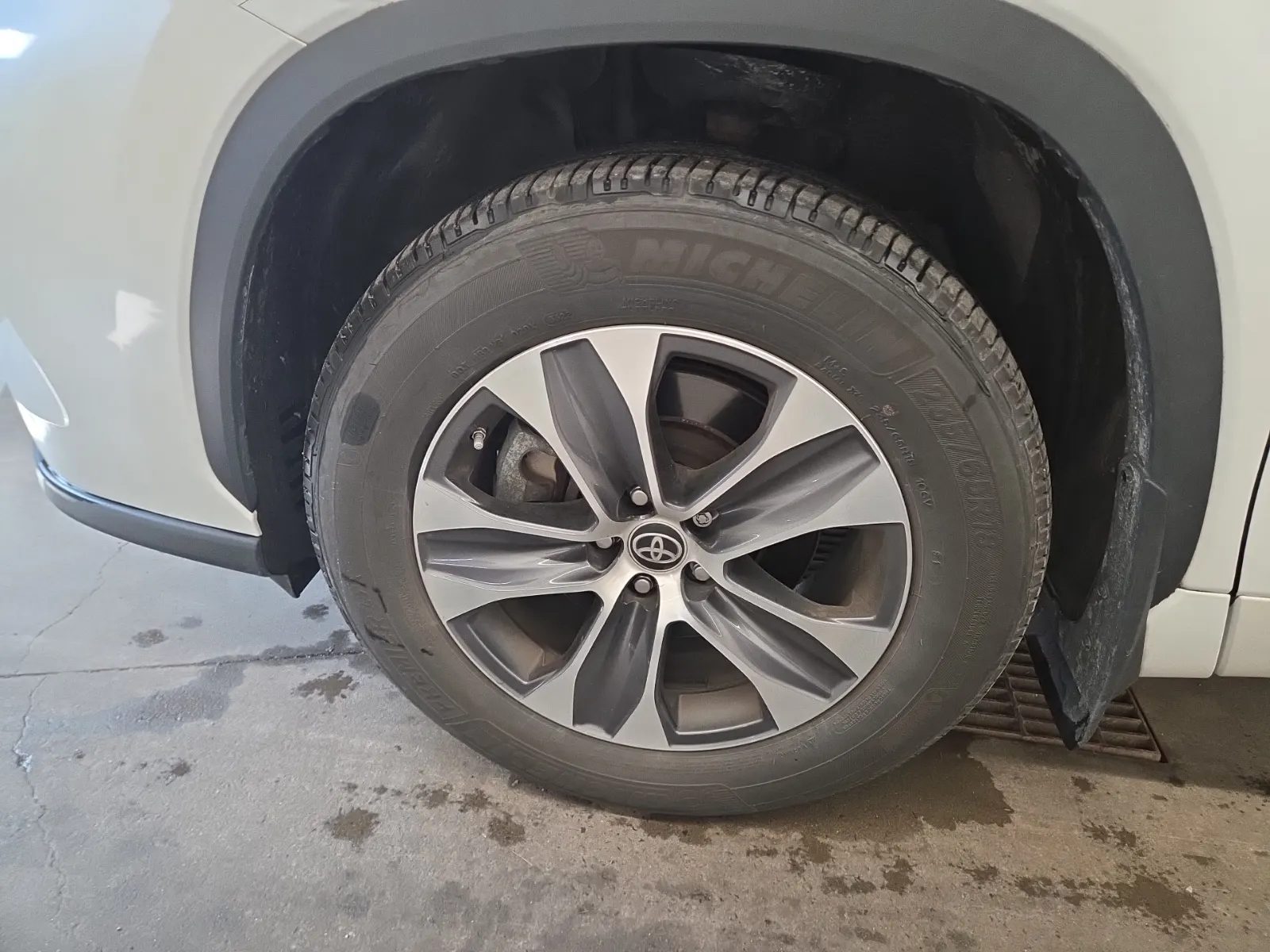 Front driver wheel/tire photo