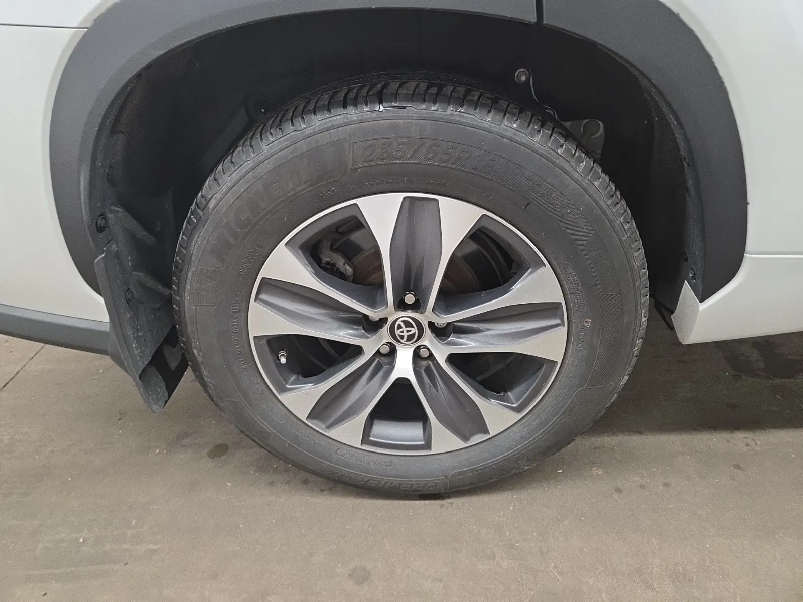 Right Rear Wheel/Tire Photo