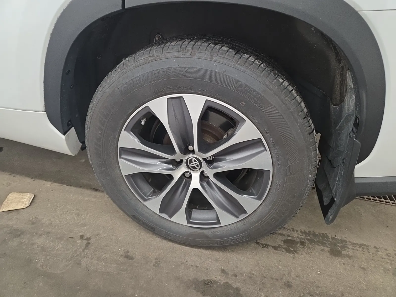 Left Rear Wheel/Tire Photo