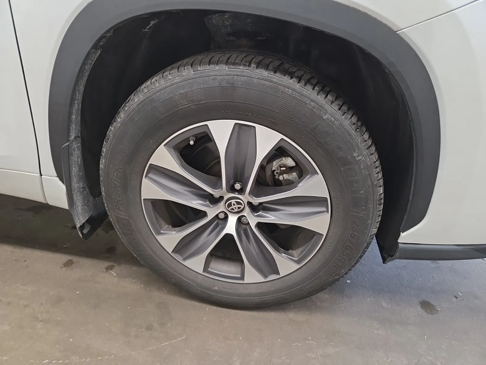 Right Front Wheel/Tire Photo