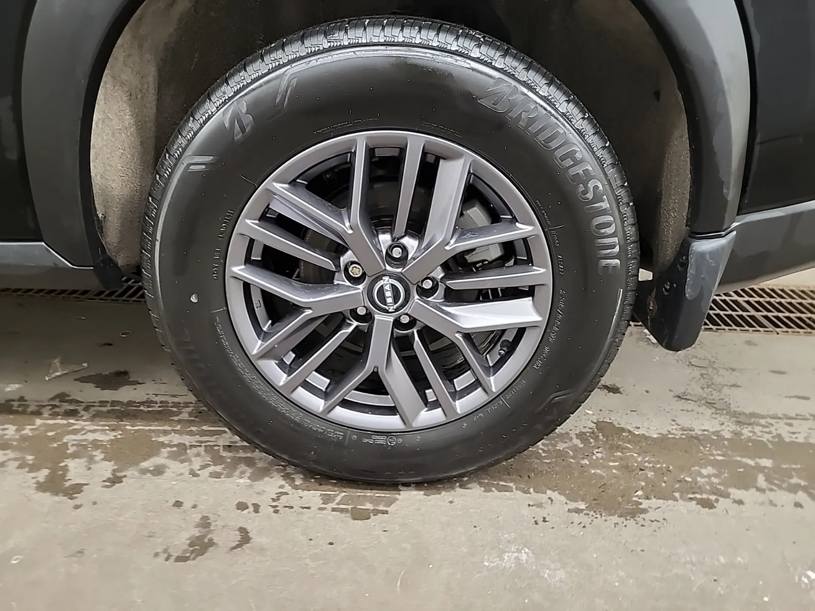 Left Rear Wheel/Tire Photo