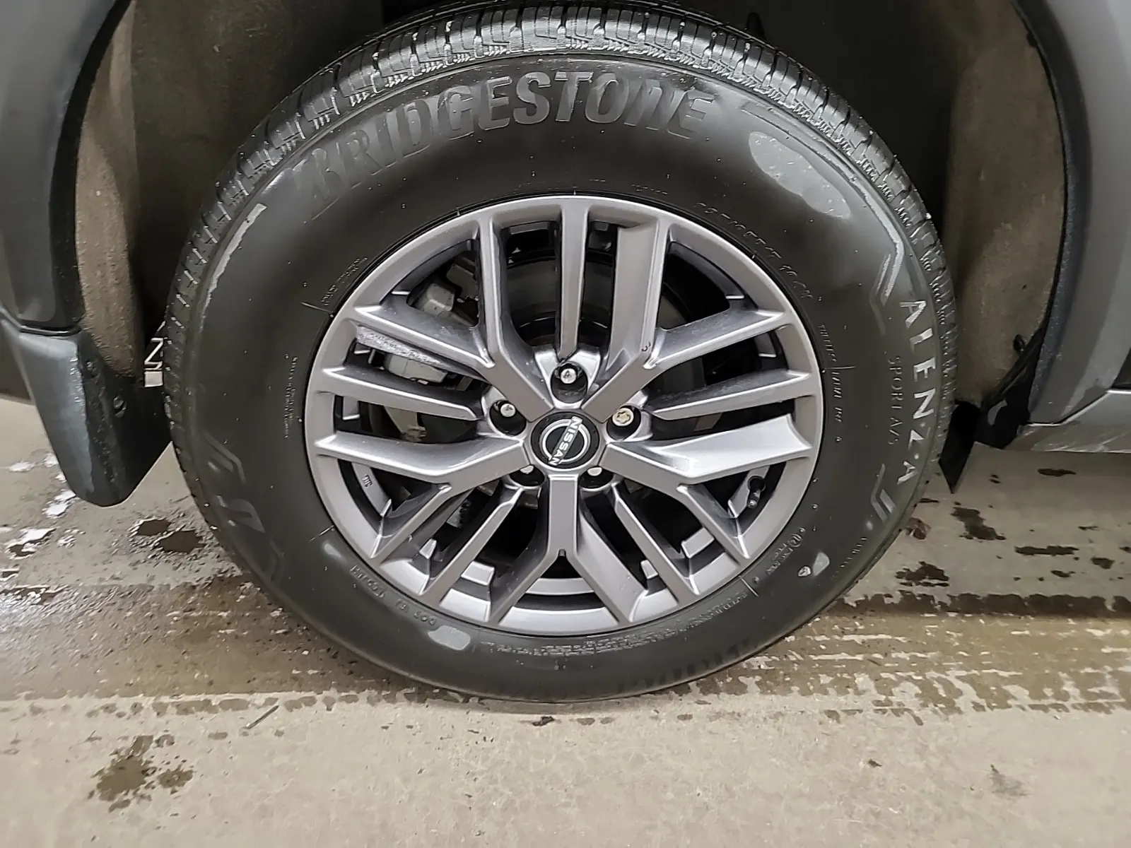 Right Rear Wheel/Tire Photo
