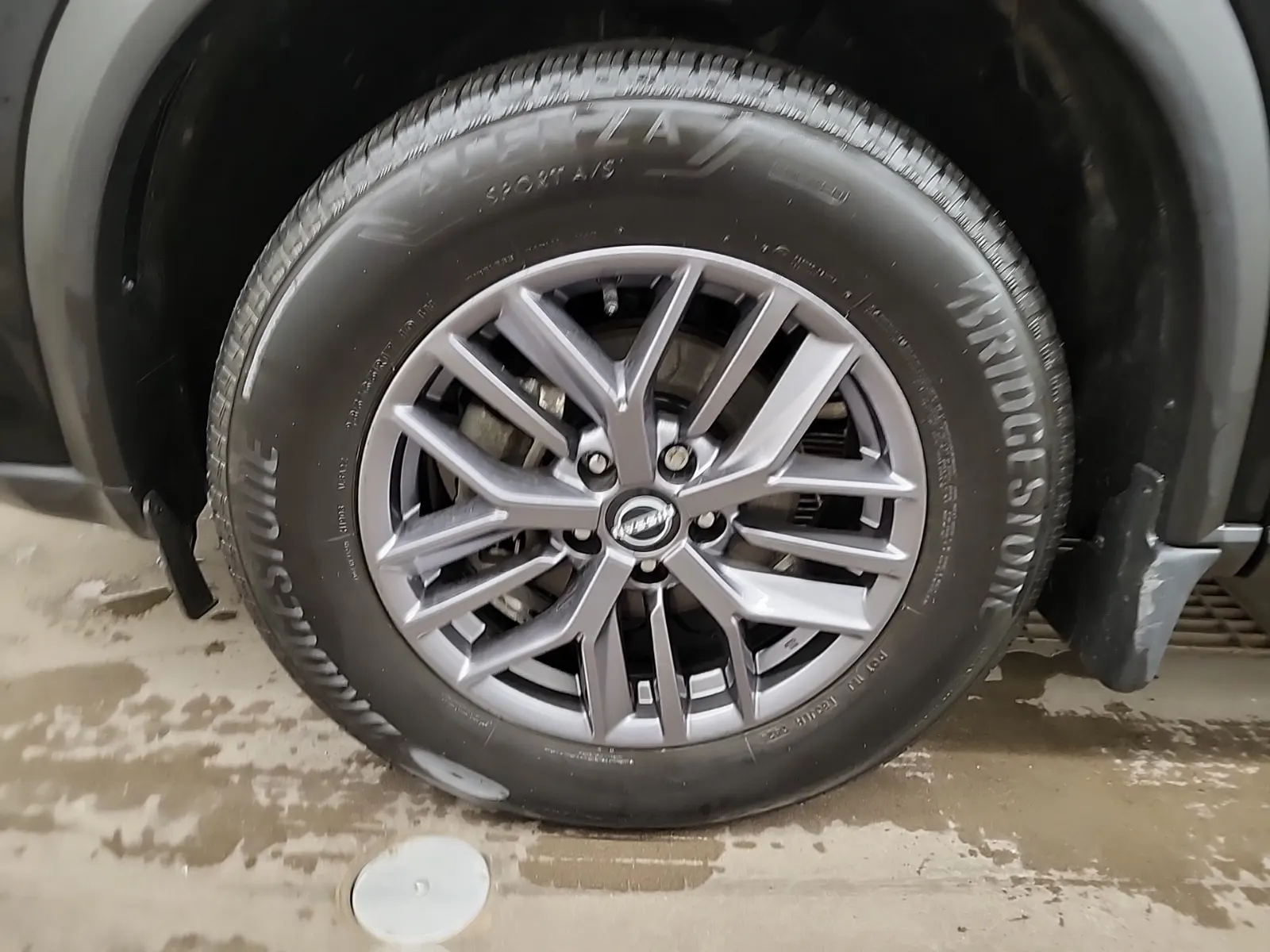 Front driver wheel/tire photo