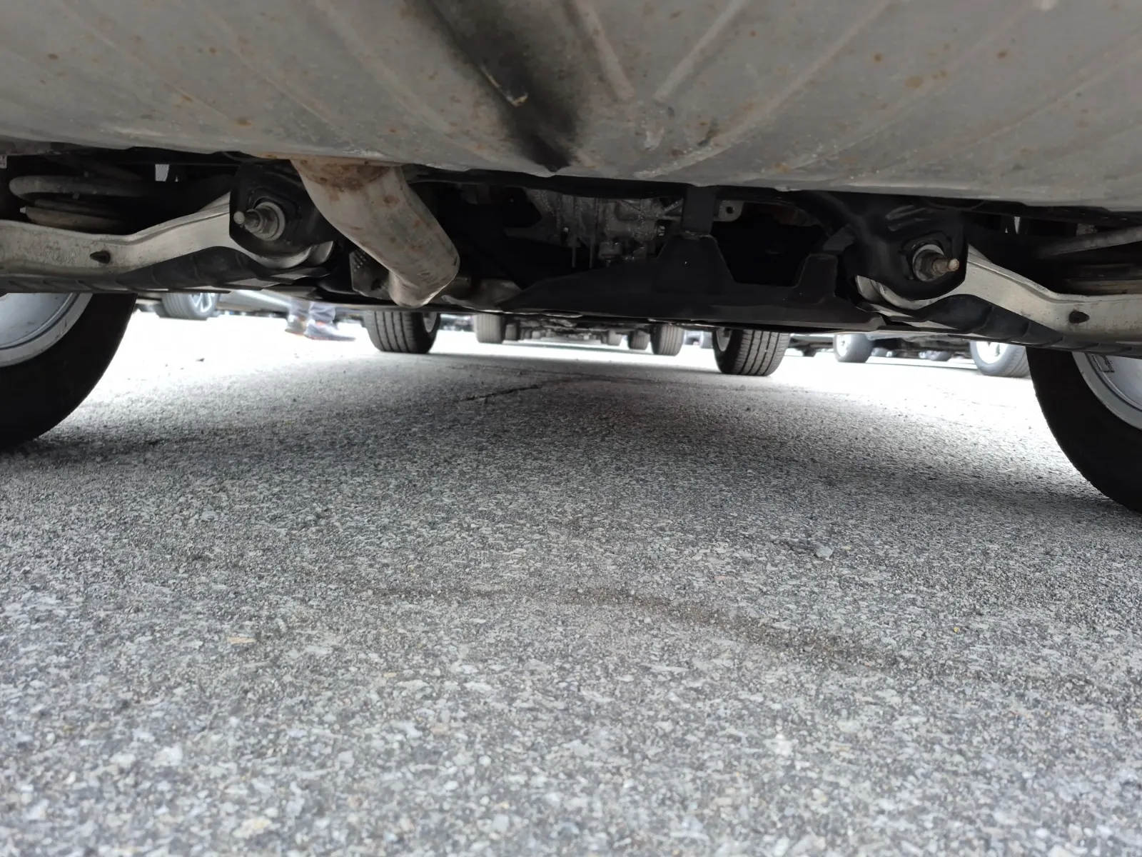 Undercarriage - Rear Photo