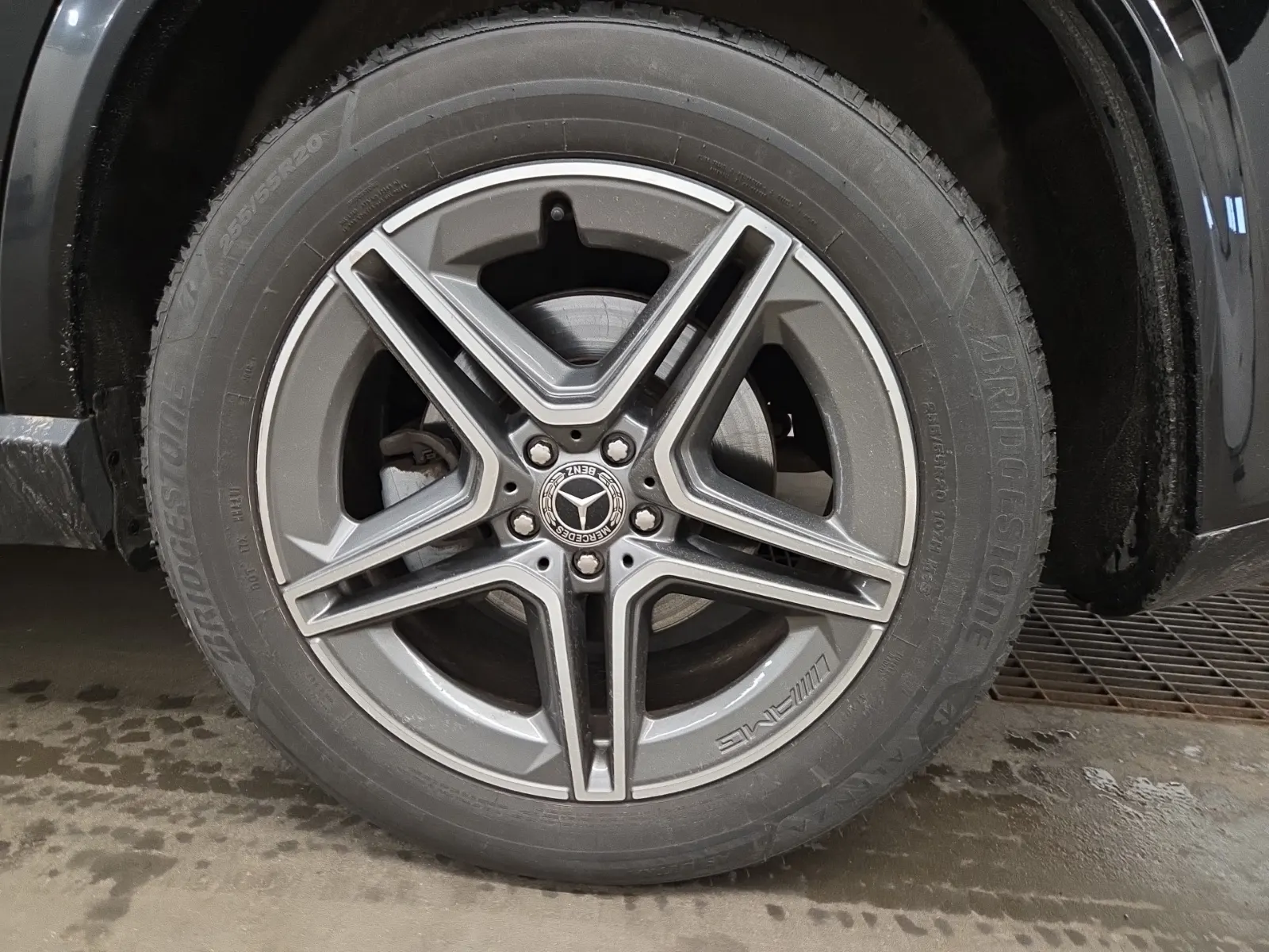 Left Rear Wheel/Tire Photo