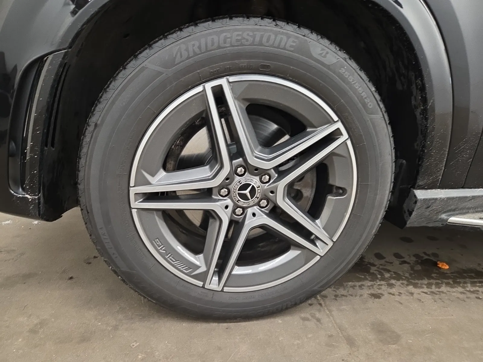 Front driver wheel/tire photo
