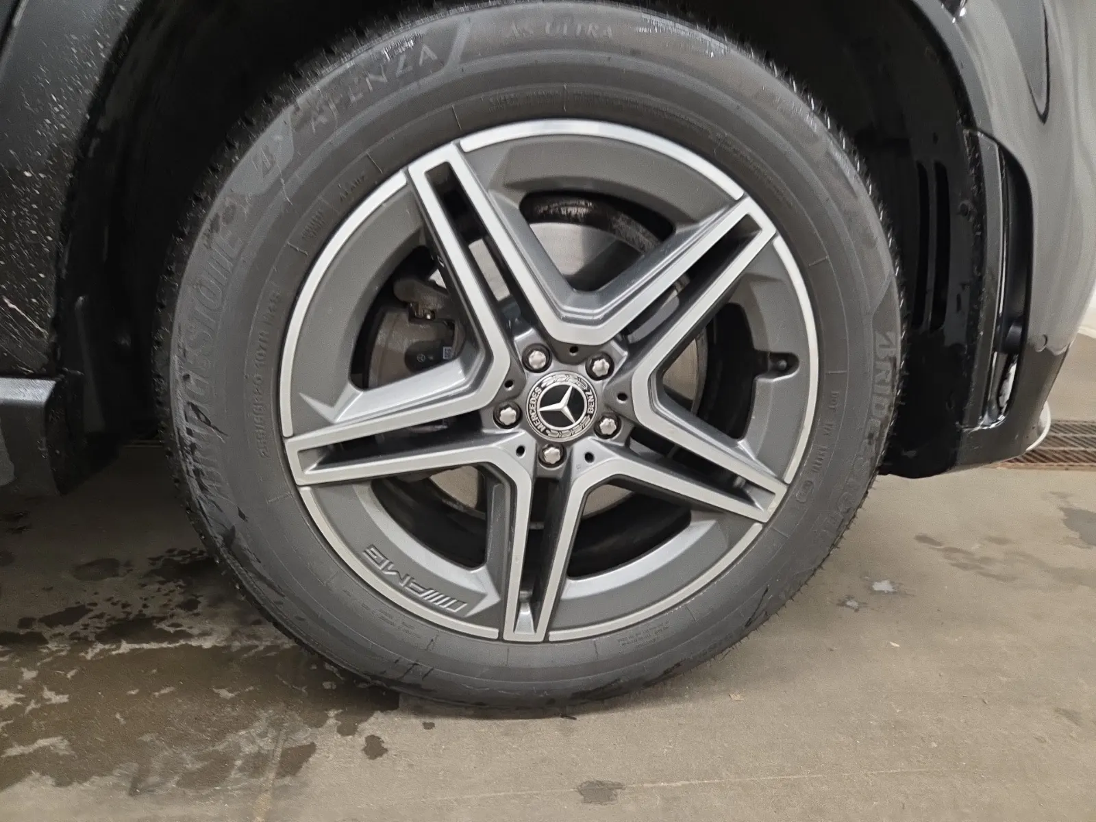 Right Front Wheel/Tire Photo