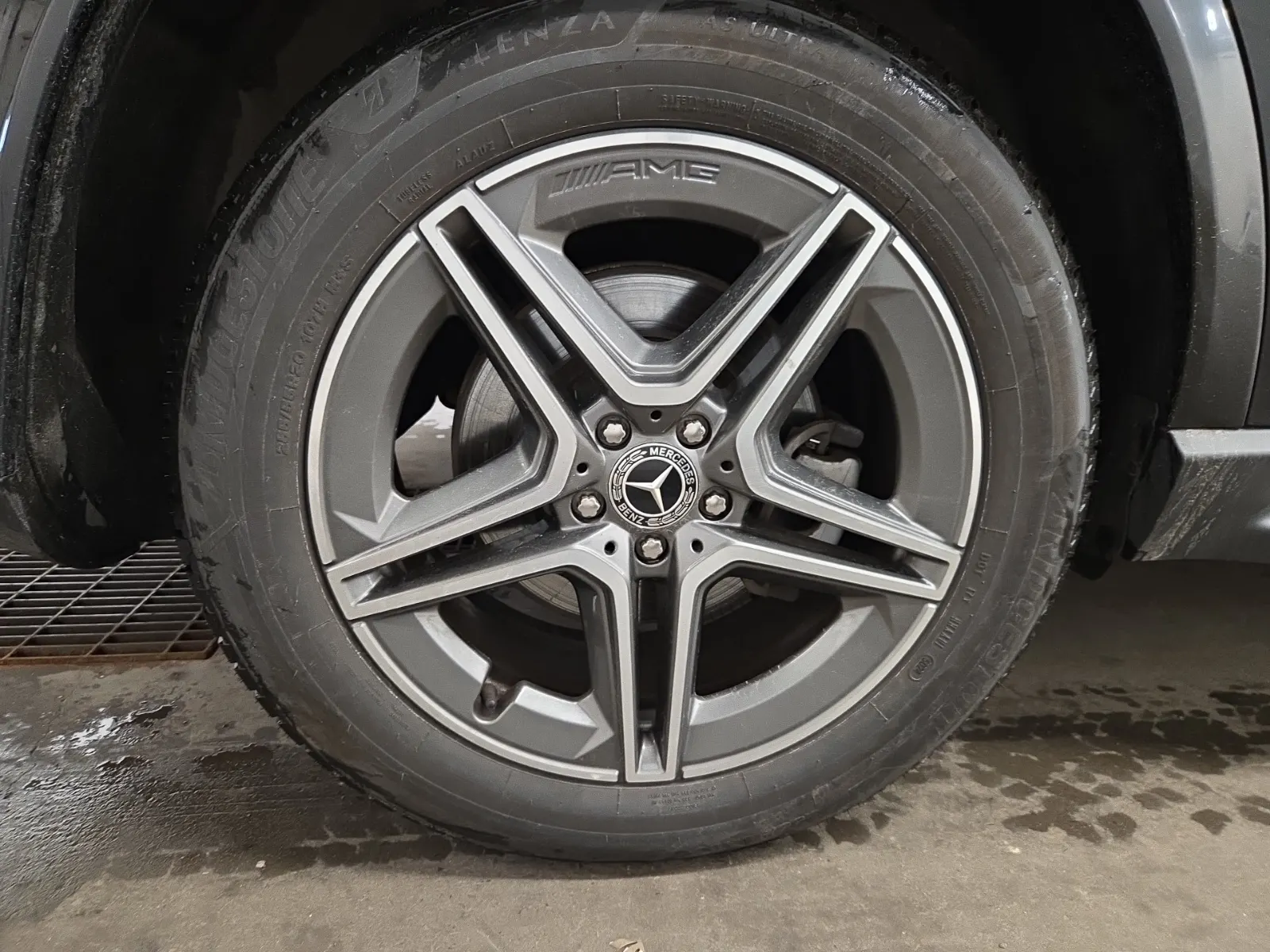 Right Rear Wheel/Tire Photo