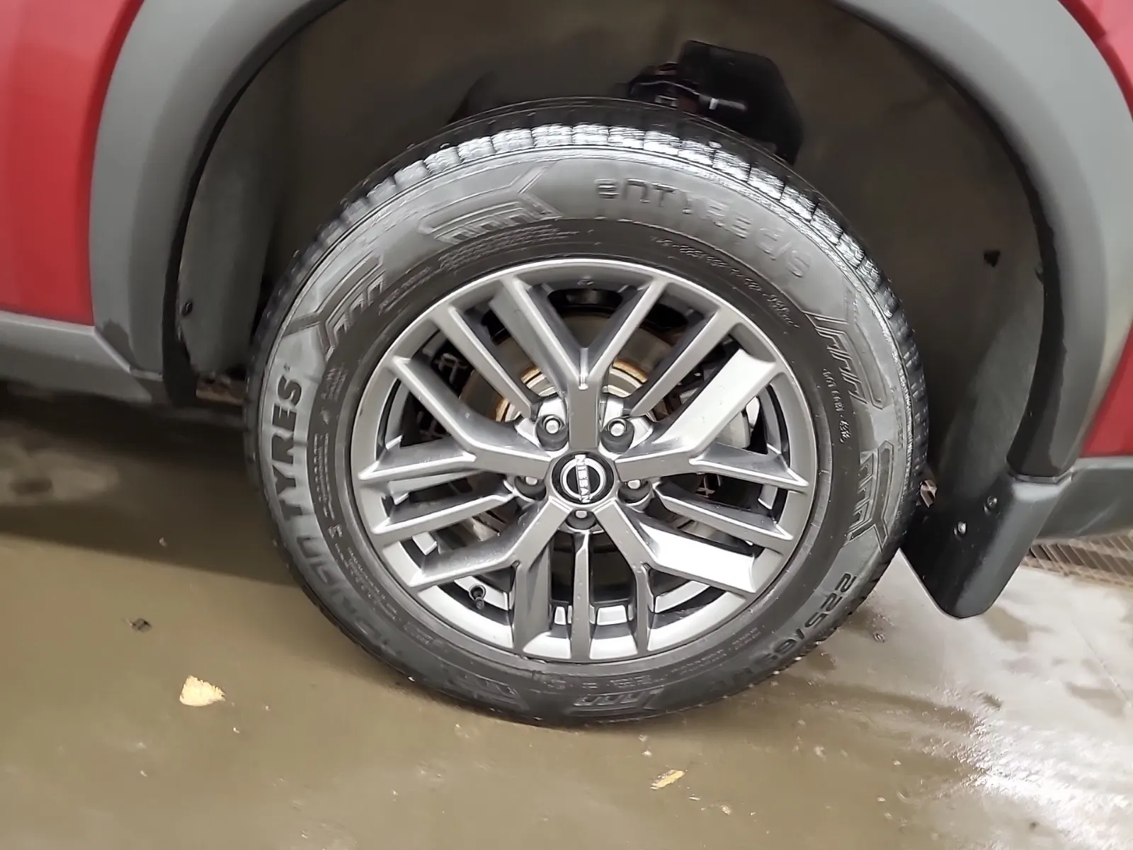 Left Rear Wheel/Tire Photo