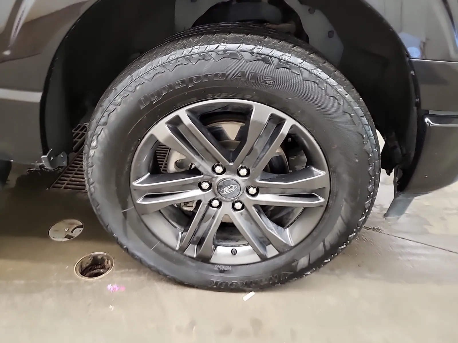 Right Front Wheel/Tire Photo