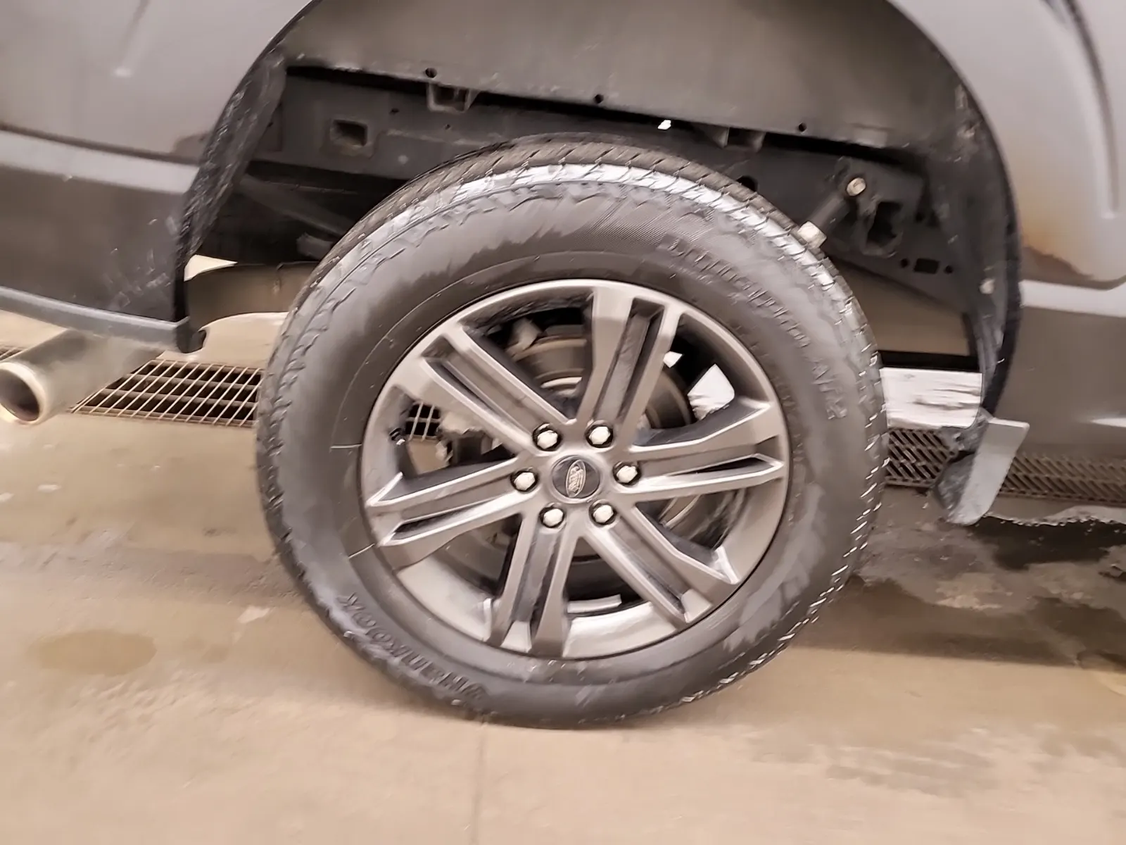 Right Rear Wheel/Tire Photo