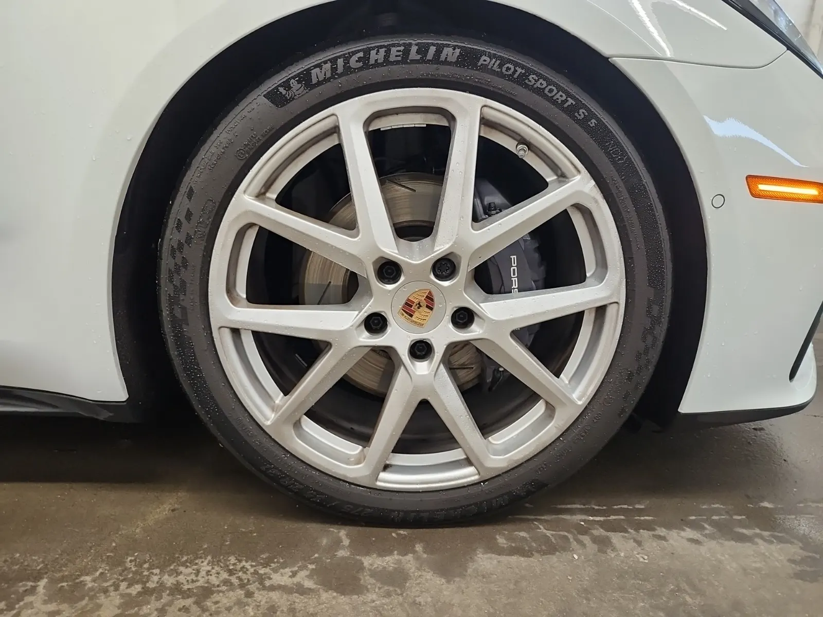 Right Front Wheel/Tire Photo