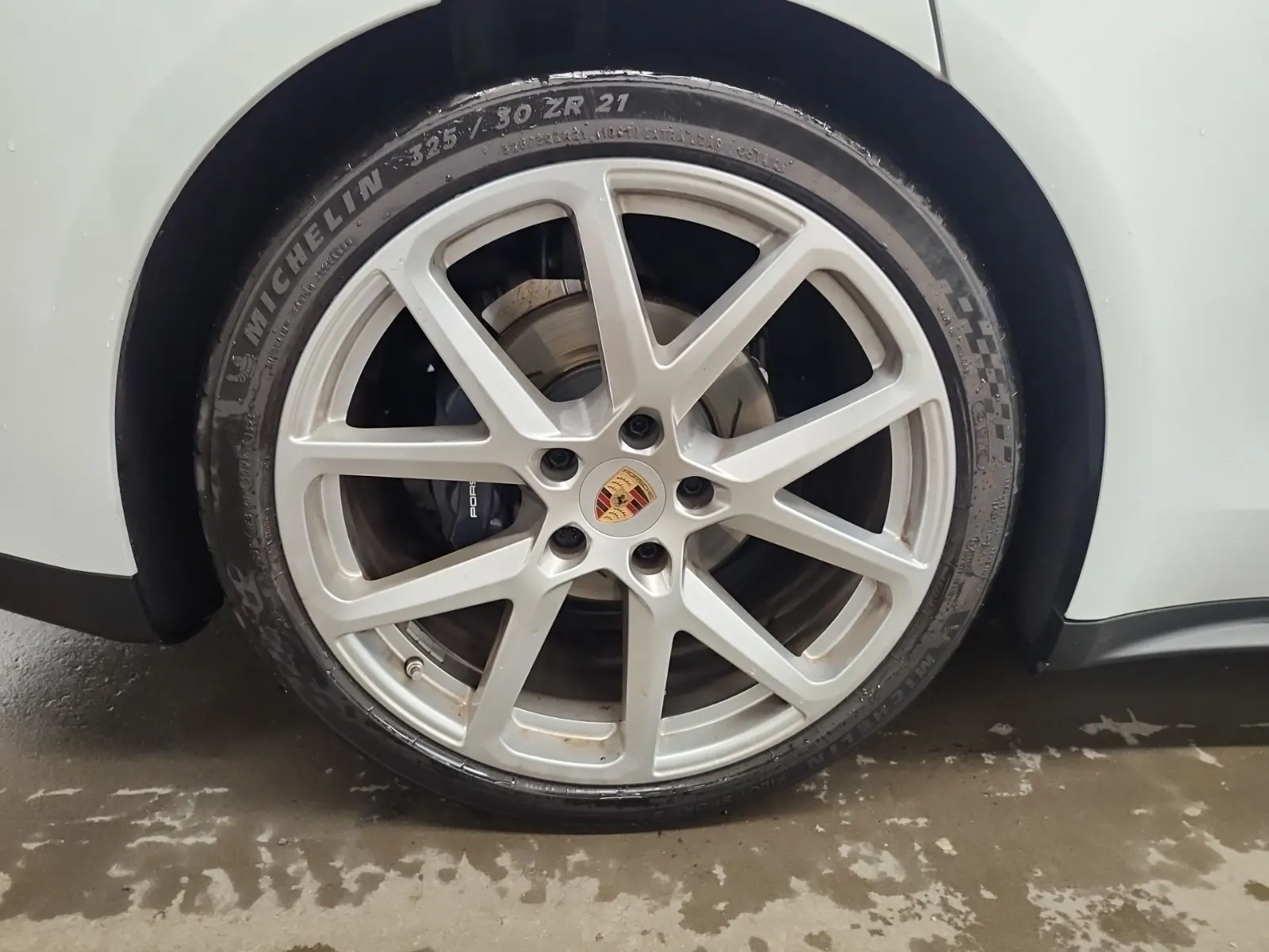 Right Rear Wheel/Tire Photo