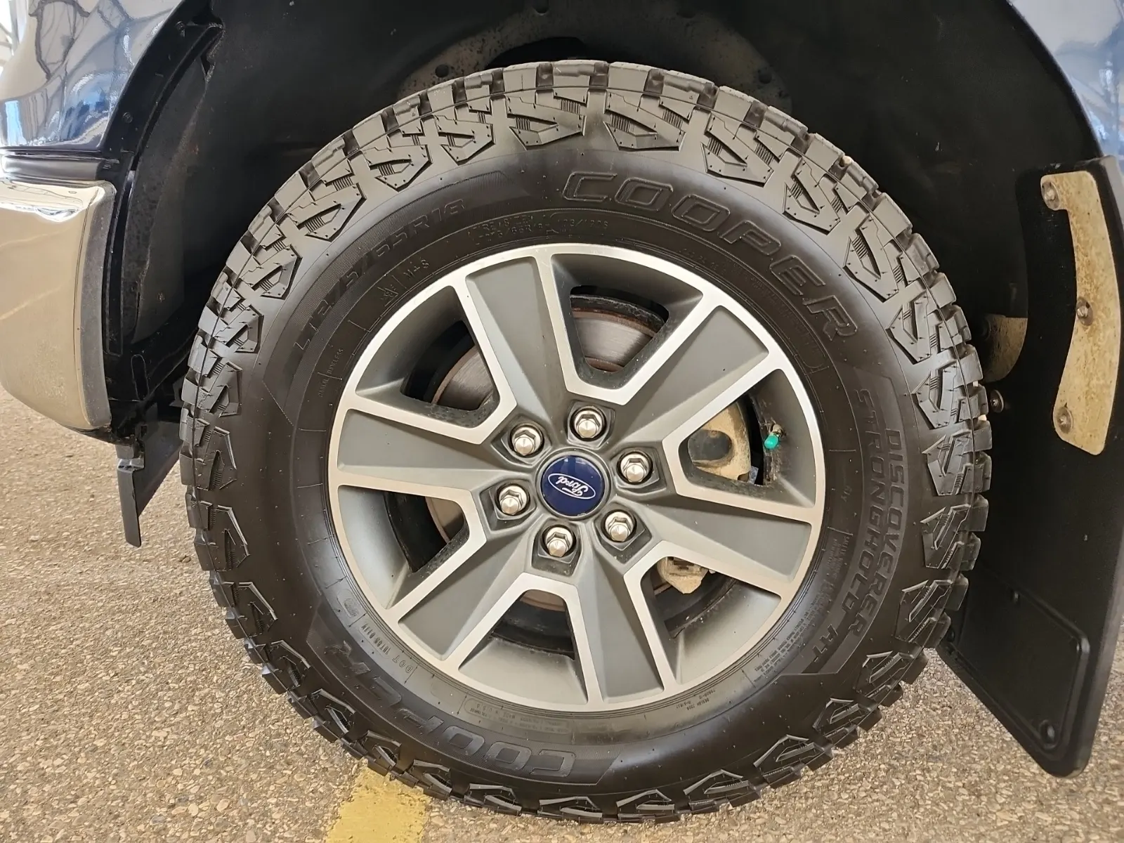 Front driver wheel/tire photo