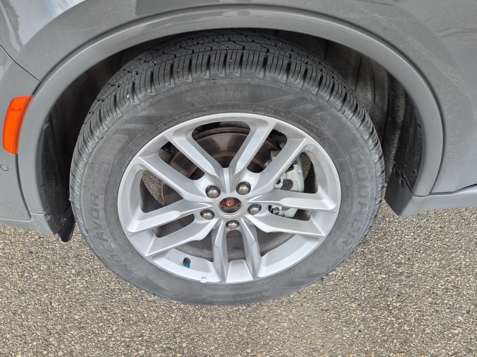 Front driver wheel/tire photo