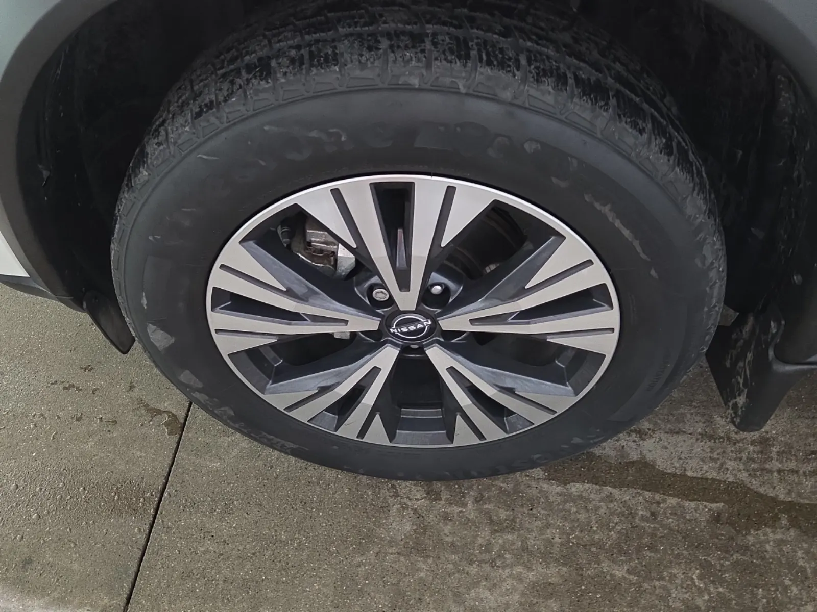 Front driver wheel/tire photo