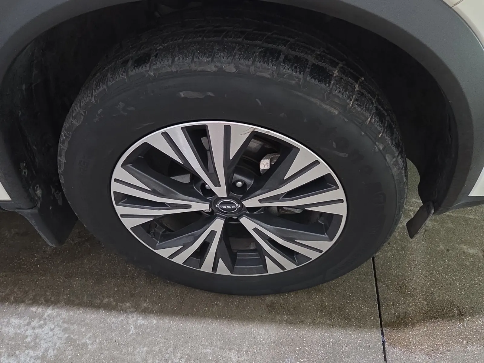 Right Front Wheel/Tire Photo