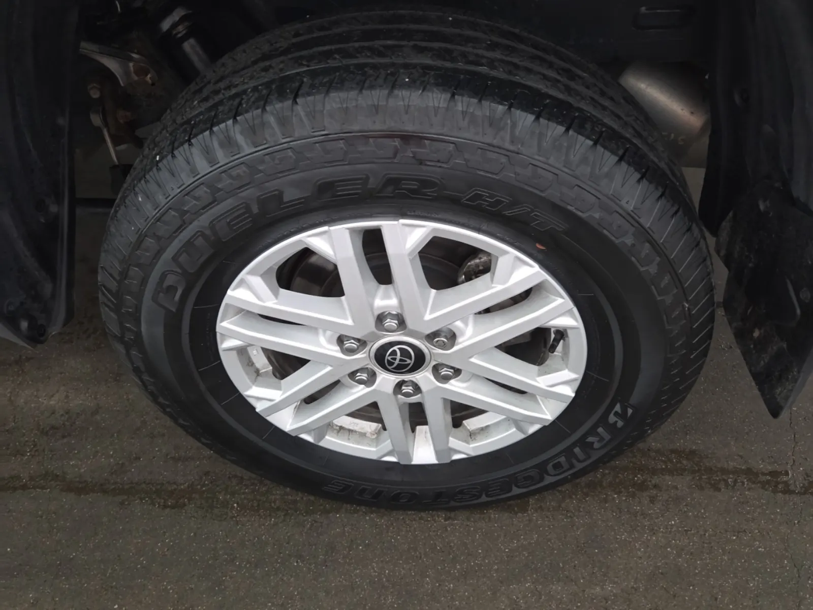 Left Rear Wheel/Tire Photo