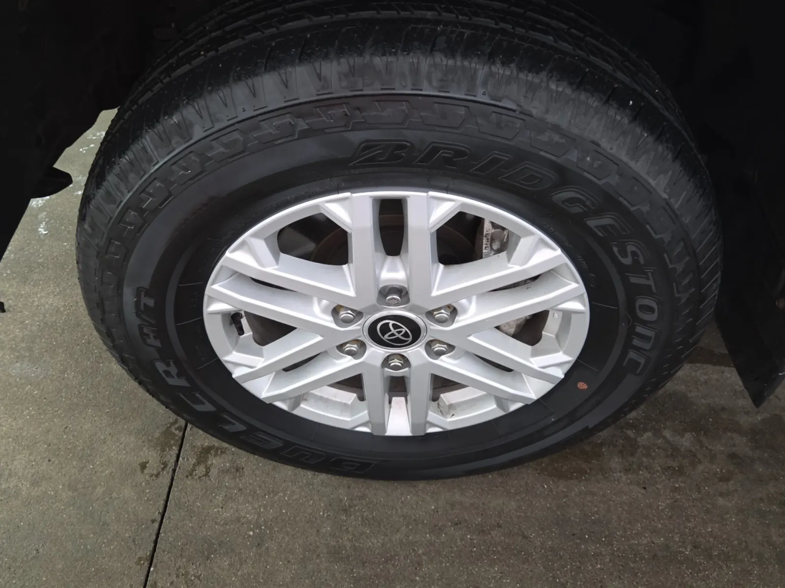 Front driver wheel/tire photo
