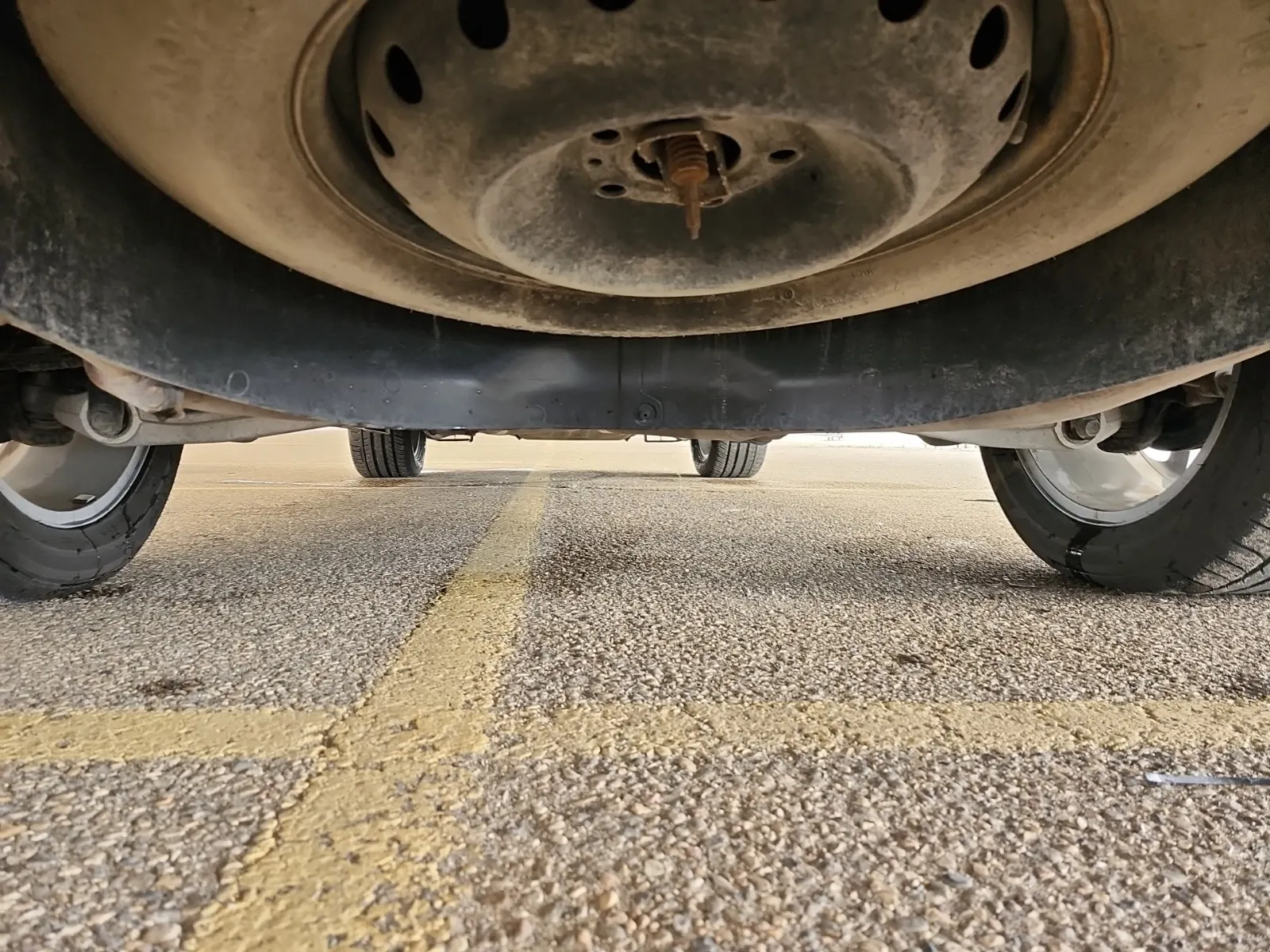 Undercarriage - Rear Photo