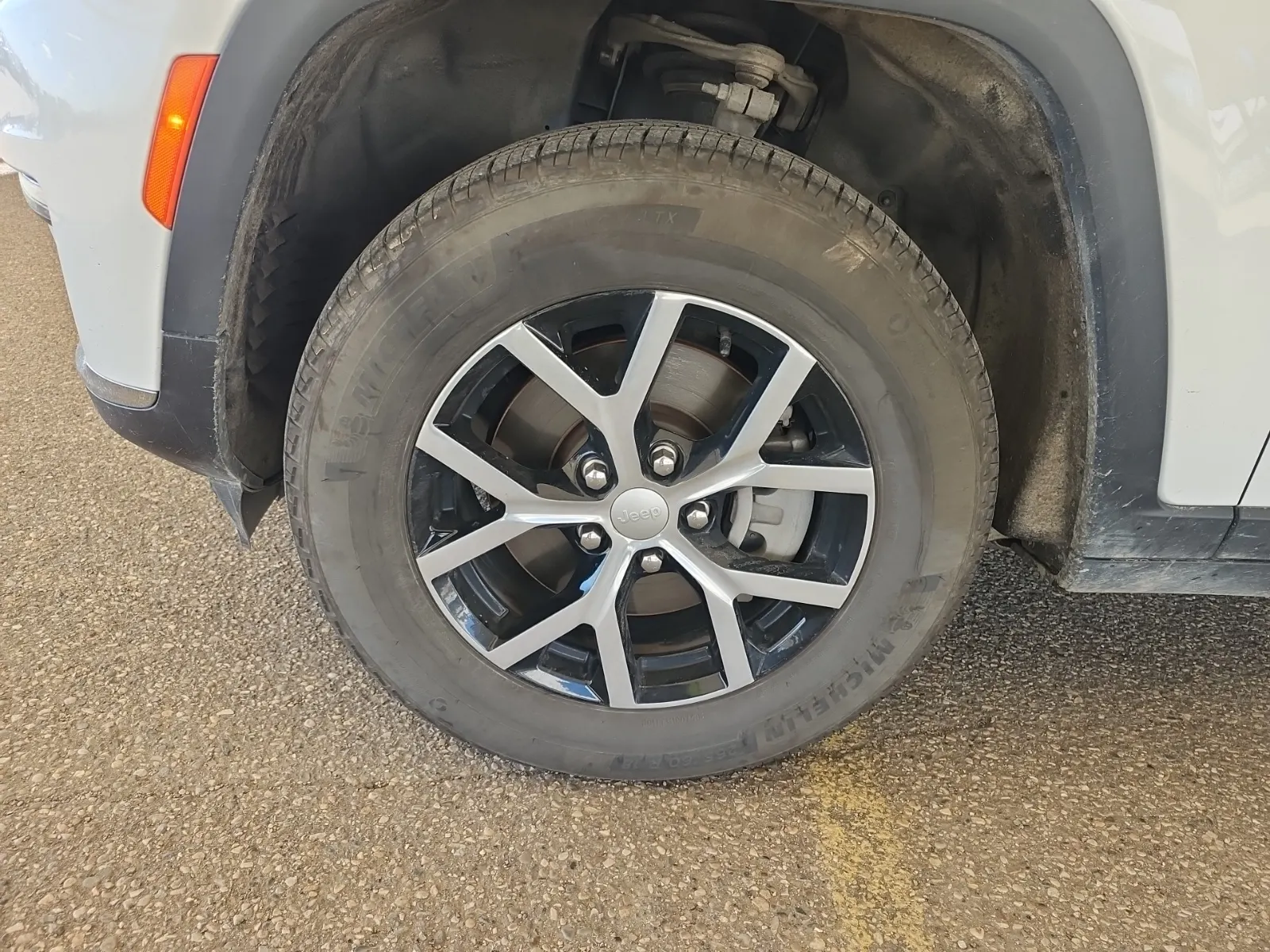 Front driver wheel/tire photo