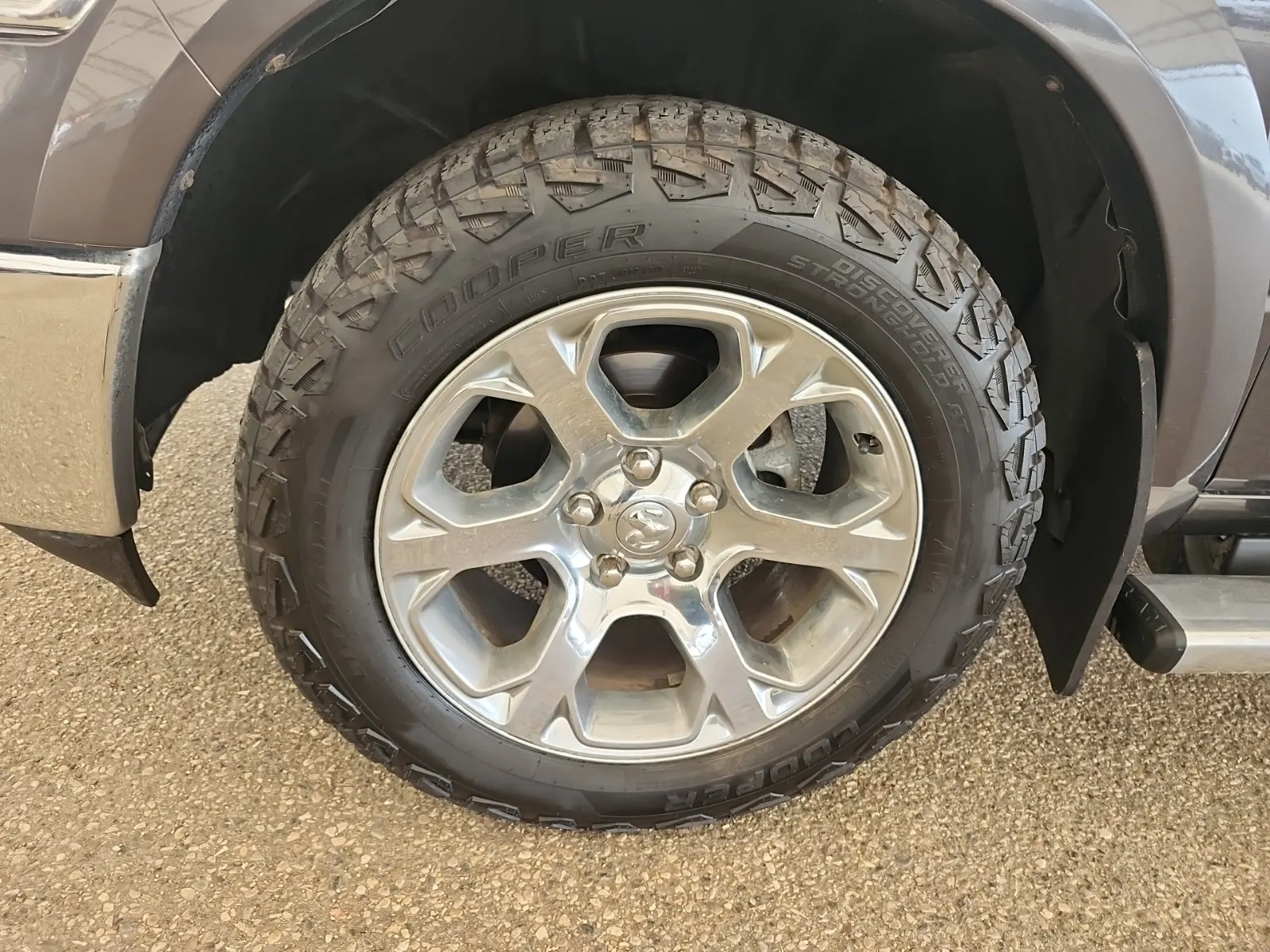 Front driver wheel/tire photo