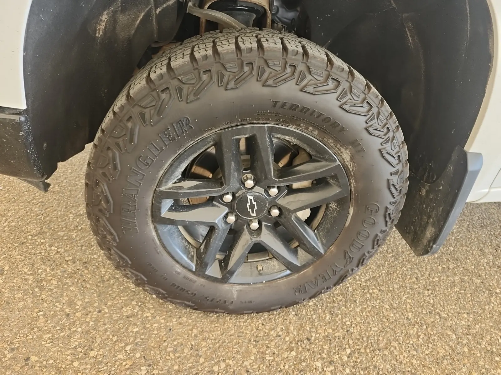 Front driver wheel/tire photo