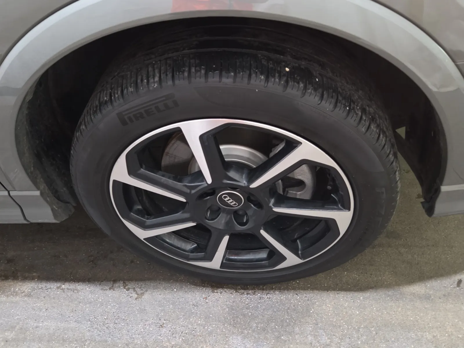 Right Front Wheel/Tire Photo