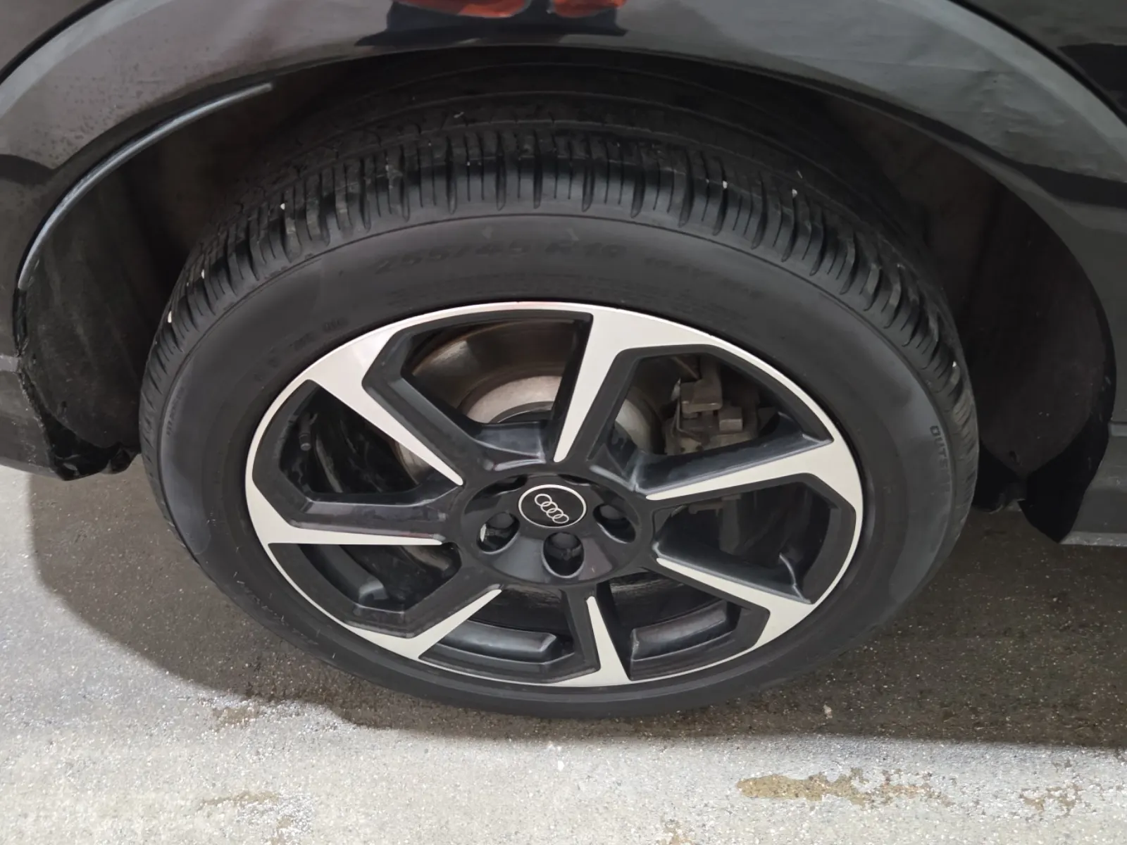 Right Rear Wheel/Tire Photo