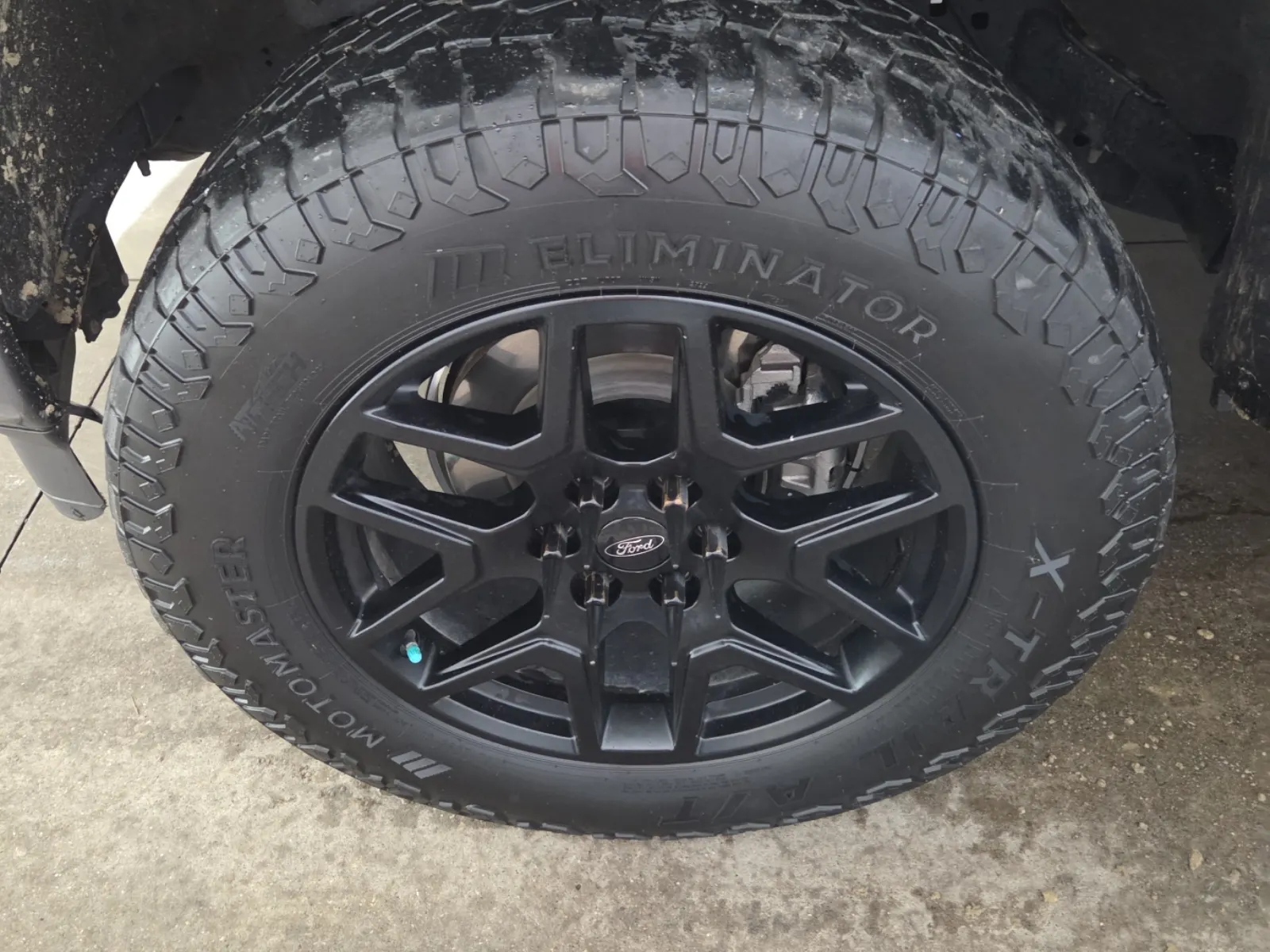 Front driver wheel/tire photo