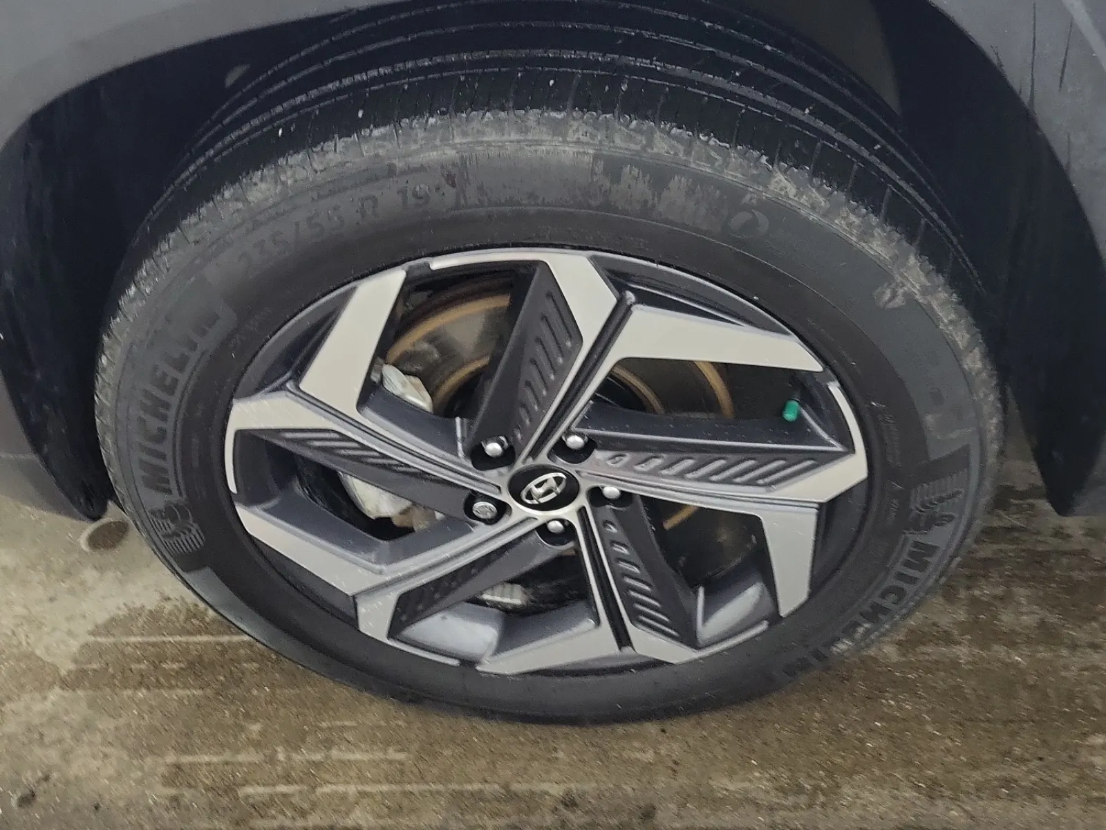 Front driver wheel/tire photo