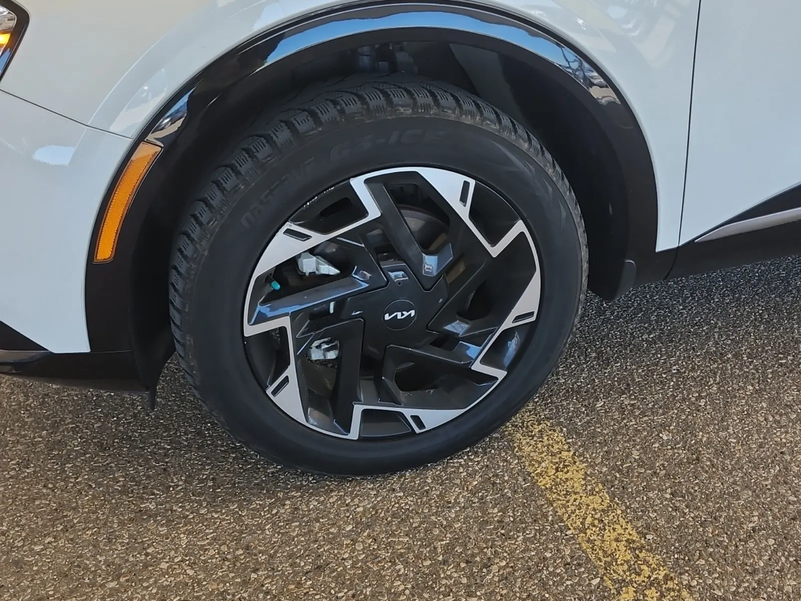 Front driver wheel/tire photo