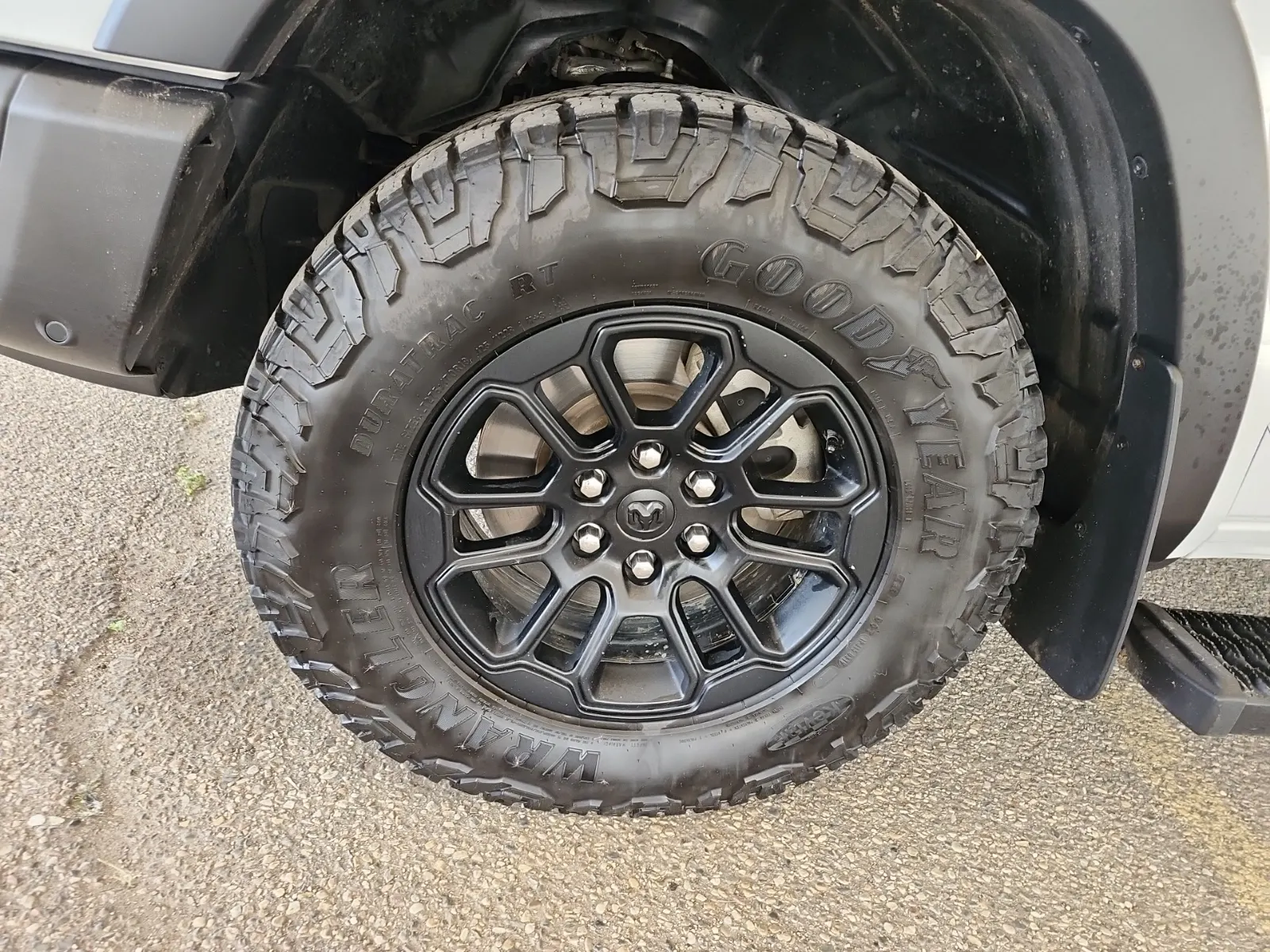 Front driver wheel/tire photo