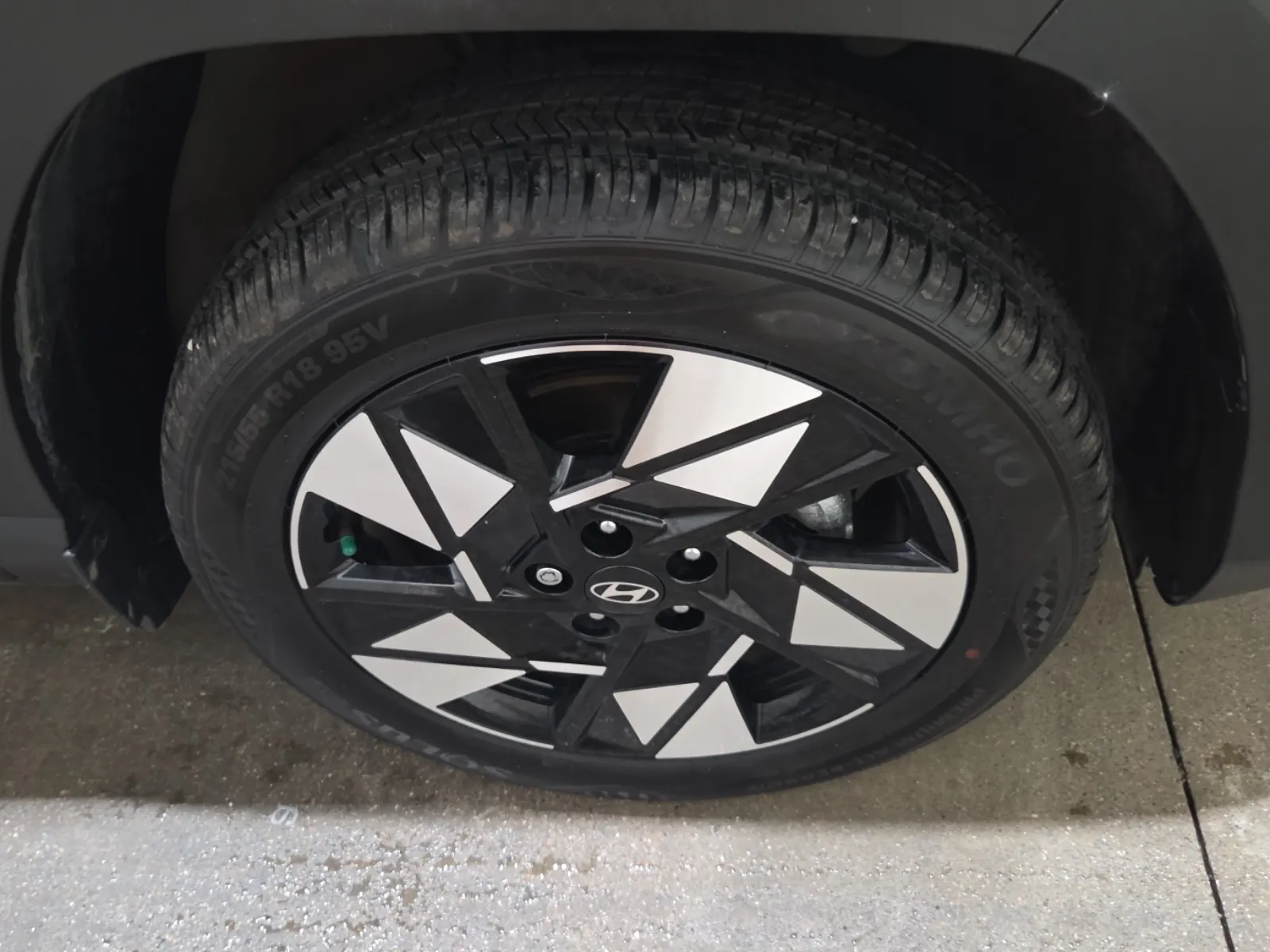 Right Front Wheel/Tire Photo