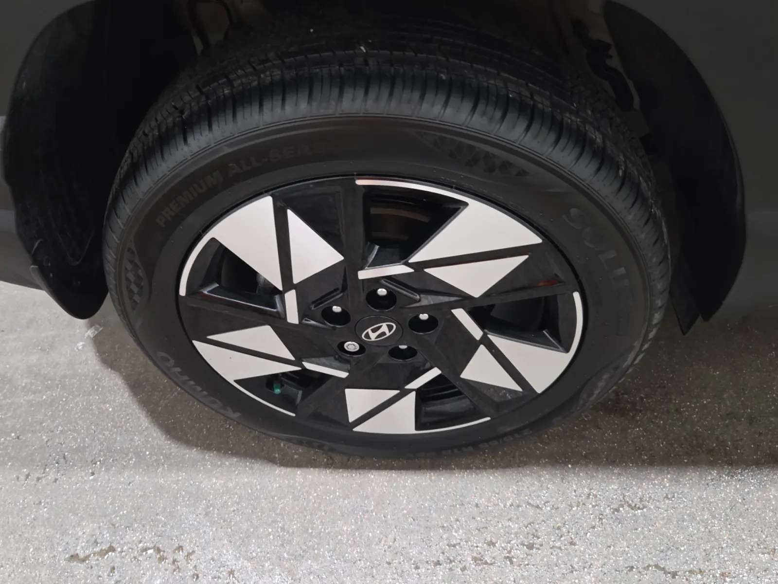 Right Rear Wheel/Tire Photo