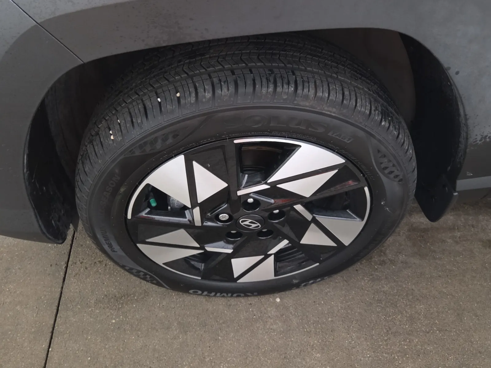 Front driver wheel/tire photo