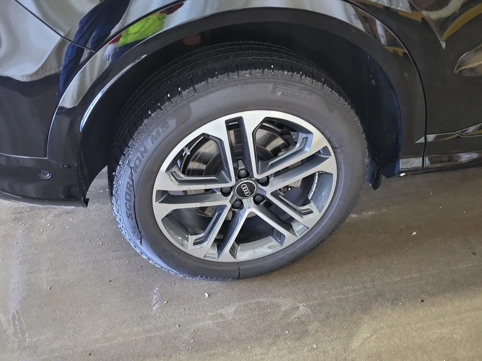 Right Rear Wheel/Tire Photo